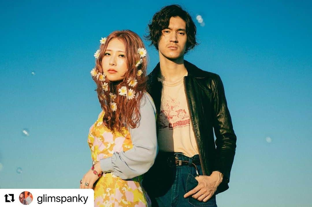 亀本寛貴さんのインスタグラム写真 - (亀本寛貴Instagram)「ニューアルバム「The Goldmine」リリース発表になりました！ もうフルアルバムも7枚目です。沢山作ってますね…笑 写真の表情も年齢と共に良い感じに味が出てきた気がします…笑 長いコロナ禍を経てやっとライブの規制も無くなったこともあってか後ろの空の様なオープンなマインドの曲たちが多くなったかなぁと思います！✊ 楽しみにしてて下さい！  ちゃんと11月15日にリリースできる様にもう一頑張りしてきます！✊  #Repost @glimspanky with @use.repost ・・・ 🌼🫧🩵 BIG NEWS 🩵🫧🌼  GLIM SPANKY 7th Album『The Goldmine』 2023年11月15日(水)発売決定！ http://www.glimspanky.com/news/  『The Goldmine』とは、直訳すると「金脈が見つかる鉱山」のことを指し、全てが主役級のアルバム楽曲たちの中からリスナーそれぞれがお気に入りの「宝」を発掘してほしい、そんな思いを込めて付けられたタイトルです。  収録曲はBS-TBS『サワコ～それは、果てなき復讐』主題歌として書き下ろした「不幸アレ」をはじめ、Paravi「恋のLast Vacation 南の楽園プーケットで、働く君に恋をする。」書き下ろし主題歌「ラストシーン」、NHK放送技術研究所「技研公開2023」体験展示に起用された「Odd Dancer」を含む全11曲収録予定。  初回限定盤DVDには2022年12月21日に開催された「Into The Time Hole Tour 2022」@昭和女子大学人見記念講堂のライブ映像全編を収録いたします。  ジャケット写真やCD収録内容詳細は後日お知らせいたします。 続報をお楽しみに！  さらに、明日初日を迎える「Velvet Theater 2023」東名阪3公演会場内にて『The Goldmine』を予約した方には、会場限定予約特典としてここでしか手に入らない「メンバーメッセージ入りポストカード」をもれなくプレゼント！ 表面はNEWビジュアル、裏面にはメンバーのメッセージがプリントされています。 メッセージは全部で4種類。ランダムでお渡しいたしますので、どんな内容が出るかお楽しみに！ アルバム予約受付は以下の各会場グッズ先行販売と同時刻にて実施いたします。  「GLIM SPANKY Velvet Theater 2023」 ◉ 8月5日(土)恵比寿The Garden Hall 14:30〜16:30、及び、17:00開場後〜終演後 ◉ 8月20日(日)味園ユニバース 14:30〜16:30、及び、17:00開場後〜終演後 ◉ 8月31日(木)名古屋DIAMOND HALL 15:30〜17:30、及び、18:00開場後〜終演後  ＜予約対象商品＞ GLIM SPANKY  7th Album『The Goldmine』 2023年11月15日(水)発売 【 初回限定盤 】CD＋DVD / TYCT-69288 / ¥5,280(税込) 【 通常盤 】CD / TYCT-60219 / ¥3,080(税込)  ＜その他注意事項＞ ・『The Goldmine』のCD予約はグッズ先行販売時間と同時に開始いたします。 ・特典のポストカードはランダムにお渡しいたします。メッセージを指定することはできません。 ・ライブ会場で『The Goldmine』CDをご予約の場合は店舗別購入特典は対象外となります。 ・ライブ会場限定特典ポストカードは『The Goldmine』ご予約のみ対象となります。GLIM SPANKYのその他のCDは対象外となりますのでご了承ください。 ・予約した商品の受け取り方法、ご自宅への配送料金などは各会場のCD販売所でご確認ください。 ・その他、ライブ情報及び注意事項に関するご案内は下記のサイトでご確認ください。 http://www.glimspanky.com/live/  【 松尾レミ コメント 】  今まで以上に開けた景色を頭に浮かべて作りました。 7枚目、どの曲も渾身の出来です。 ここに入っている全ての曲が、このアルバムを代表する曲です。 様々な心情/風景の中で、あなたに寄り添える1枚でありますように。 たっぷり聴いてね！！！  【 亀本寛貴 コメント 】  音楽の聞き方がどんどん変化しているこの時代に、またこうしてオリジナルアルバムを制作出来たことをとても嬉しく思います。 長いコロナ禍を経たせいか今回はみんなで一緒に歌える曲、拳を上げられる曲などが多い気がします。 この曲たちがみなさんの生活や記憶と共にある文字通りアルバムになったら嬉しいです！  #GLIMSPANKY」8月4日 18時36分 - hirokikamemoto