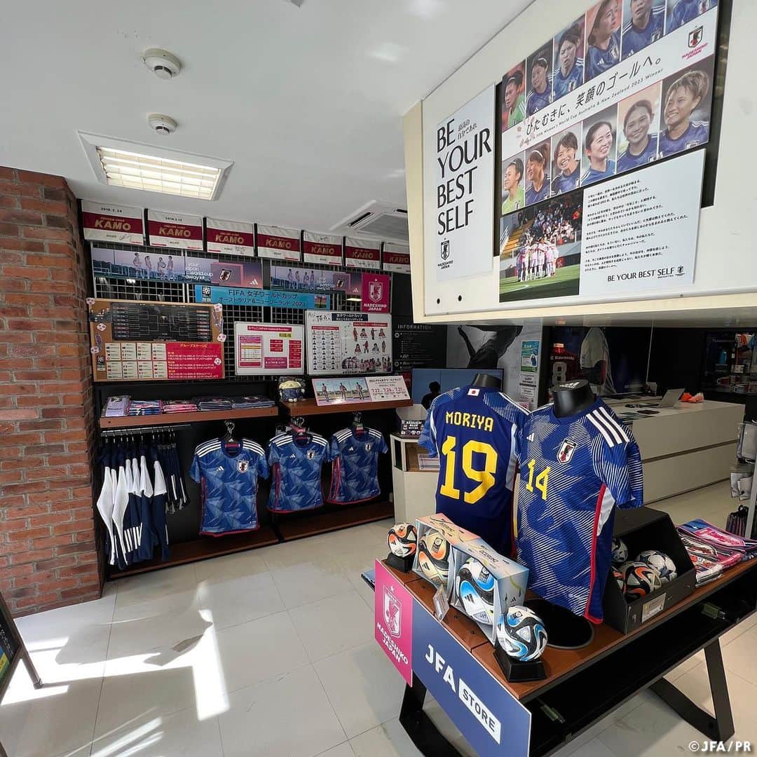 日本サッカー協会さんのインスタグラム写真 - (日本サッカー協会Instagram)「. /／ #なでしこジャパン🔹 𝗣𝗢𝗣 𝗨𝗣 𝗦𝗧𝗢𝗥𝗘 情報🏬 \＼  サッカーショップKAMO4店舗（渋谷・原宿・梅田・神戸）にて、 なでしこジャパンのオフィシャルグッズを多数取り扱う「JFA STORE」が展開開始🗾  期間限定となります。 ぜひこの機会に応援グッズをゲットしてください🙌  🏬サッカーショップKAMO 渋谷店 📍東京都渋谷区宇田川町3-10 渋谷フットボールタワー ⌚️11:00～20:00  🏬サッカーショップKAMO 原宿店 📍東京都渋谷区神宮前1-14-35 加茂原宿ビル ⌚️11:00～20:00  🏬サッカーショップKAMO 梅田店 📍大阪府大阪市北区茶屋町3-6 加茂梅田ビル ⌚️11:00～20:00  🏬サッカーショップKAMO 神戸トアロード店 📍兵庫県神戸市中央区三宮町2-7-8 神戸フットボールタワー ⌚️11:00～20:00  #BEYOURBESTSELF #最高の自分であれ #なでニコ #夢への勇気を #JPN  #jfa #daihyo #nadeshiko  #サッカー日本代表 #サッカー #soccer #football #⚽ #女子サッカー #womanfootball #womensfootball #womensoccer #womenssoccer」8月4日 18時37分 - japanfootballassociation
