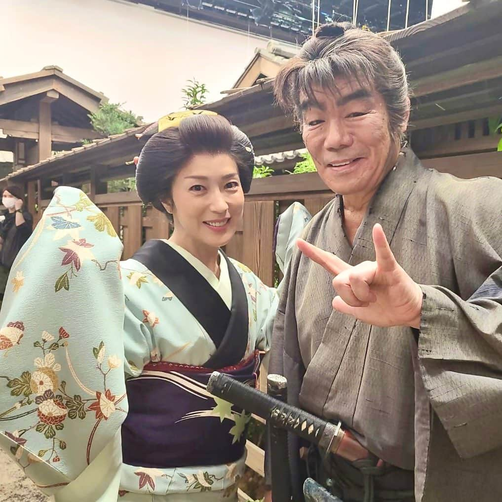 若村麻由美さんのインスタグラム写真 - (若村麻由美Instagram)「❣️今晩は第7回！来週は最終回！ #大富豪同心3  エンディングダンスは踊れるようになりましたか？  歌もボーリングもどんな役でもサスガな村田雄浩さんと❣️ １枚目は、三国屋の用心棒・水谷と、おカネ ２枚目は、舞台『ハムレット』ポローニアスと、王妃ガートルード 同じポーズで撮ってみた😆  . 📺 BS時代劇『大富豪同心3』 全8回 NHKBSプレミアム ・BS4K  毎週金曜19:30～20:13  本放送 毎週日曜18:45～19:28  再放送 https://www.nhk.jp/p/ts/2ZZZXYLNZM/ 原作：幡大介「大富豪同心」シリーズ 脚本：小松江里子、伊藤靖朗 音楽：佐橋俊彦 主題歌：竹島宏 音楽：佐橋俊彦 出演：中村隼人、新川優愛、池内博之、石井正則、小沢仁志、村田雄浩、浅香航大、渡辺いっけい、古川雄輝、尾上松也、石黒英雄、山田純大、辻本祐樹、新藤栄作、前田美波里、松本幸四郎、若村麻由美、稲森いずみ、竜雷太 ほか 語り：林家正蔵 制作統括：内藤愼介、清水拓哉 演出：清水一彦、岡田健、岡野宏信  #mayumiwakamura #若村麻由美 #時代劇 #連続ドラマ #NHK #BSプレミアム #BS時代劇 #大富豪同心 #大富豪同心3 #村田雄浩 さん #歌 #ダンス #ボーリング #なんでも #サスガ」8月4日 18時39分 - mayumiwakamura_official