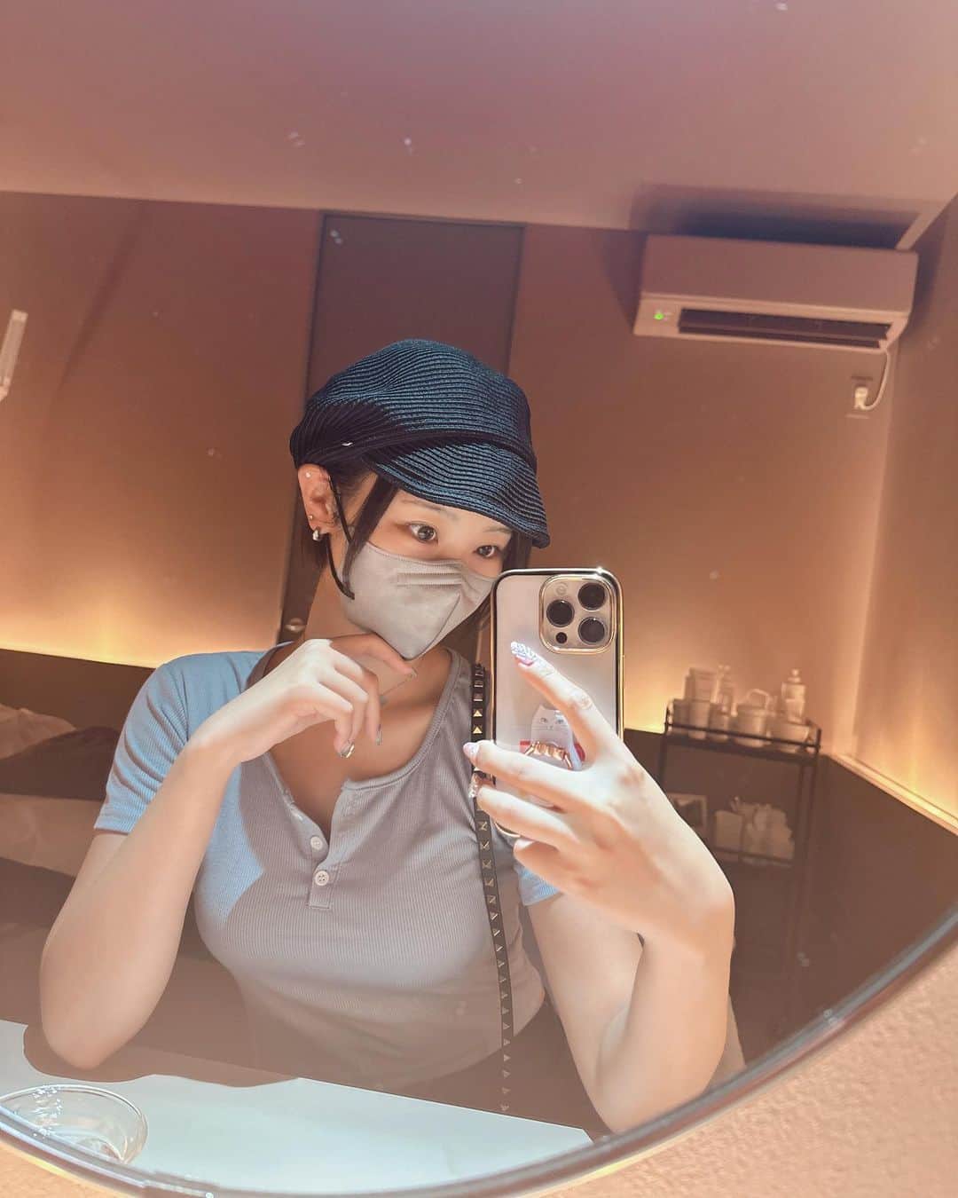のインスタグラム：「久しぶりにSHINONOMEさんのところへ🫶🩵 前は自由が丘に行ってたけど 中目黒にも店舗が出来てて 今回はそっちに行きました😚  内装がピンク味があって すごく可愛くて上品で 居心地もすごく良かった🥹🩵🩵  肝心の施術ももうほんとに大満足で…！ 赤みに悩んでたんだけど 写真でもわかる通り クリスティーナやった途端 一気に引いてみおちもびっくり😳✨ ほんとに感動。。  次はこの夏紫外線やばいし ホワイトニングのほう受けてみようと思う🤘🏻 肌に悩んでる方はぜひ行ってみてね🩵🩵   #shinonome #shinonomelife #クリスティーナ #クリスティーナ化粧品 #肌質改善 ⁡ #レースクイーン #rq #コスプレイヤー #グラビアアイドル #ショートカッ党 #ポートレートモデル #有栖未桜 #みおるー沼 #推し #推し活 #可愛い #かわいい #美女 #美人 #followme」