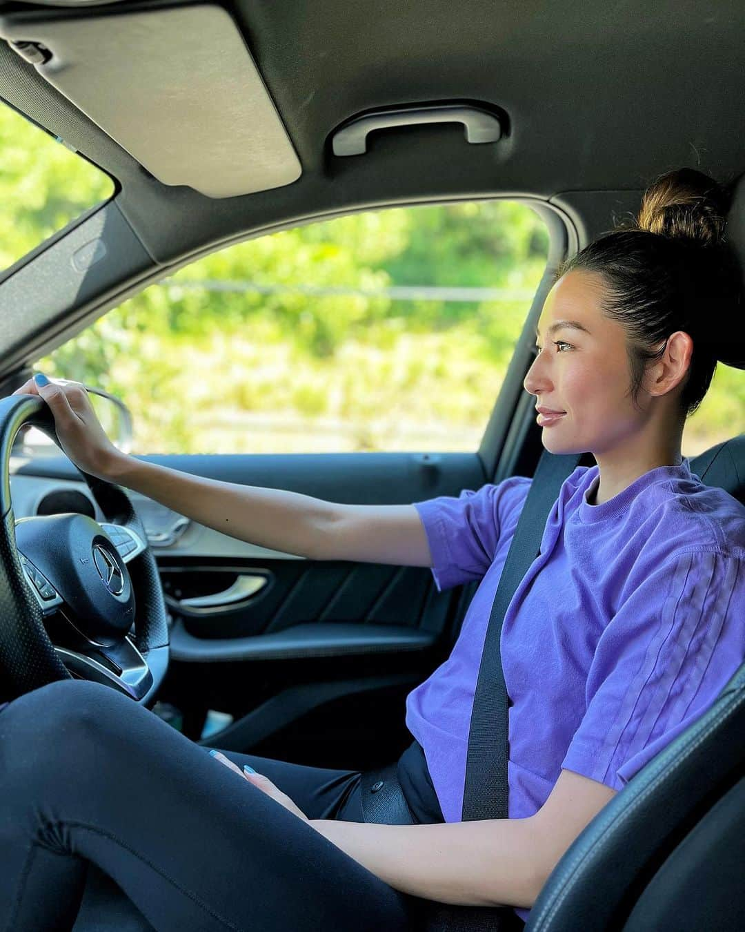 福田萌子のインスタグラム：「やっぱり運転が好きなんだなぁと実感🫶🏻💗 子どもが生まれてからの運転は、『退屈しないかな？起きないかな？暑くないかな？負担が少ないようになるべく、、、』とチャイルドシートが気に入って気持ちが落ち着かず、運転を楽しむ事をすっかり忘れていました😳  先週の塔ノ岳トレランはシッターさんに来て頂き子どもにお留守番をしてもらって1年半ぶりに丹沢山へ⛰🚘 ドア to 山で制限時間7時間！！ 自分のために子どもとこんなに離れるのは産後初めて🌱 お仕事では2、3回あるのですがその時もなるべく早く帰れるようにと効率重視の運転をしていた気がします。  片道車で1時間のドライブは、お友達と通常の声のボリュームでお喋りしたり歌ったり♪山に向かっているだけで心地が良いドライブを存分に楽しみました✨ 子どもを助手席に乗せてドライブする日が待ち遠しいな😊  #ドライブ」