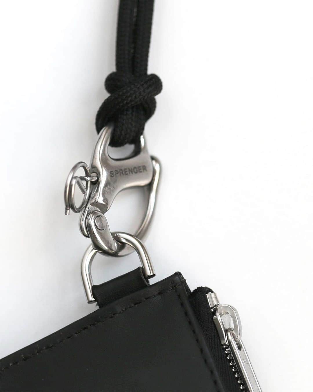 B.L.W (ブルー)のインスタグラム：「___ . New. SPRENGER / SNAP SHACKLE ______ . 馬具用品、船具、ドッグスポーツ用品の製造を手がけるSPRENGER（スプレンガー）社のスナップシャックルが入荷いたしました。 . 無骨さと繊細さが共存するSPRENGERのスナップシャックル。 . ベルトフックやバッグに取り付けてキーリングとして、またパラコードと組合せてボディストラップとしてお使いいただくのも良さそうです。 . . 詳細はリンク、又はプロフィール( @borderless_b.l.w )よりご覧下さい。 . . #sprenger #snapshacle #スプレンガー #スナップシャックル #カラビナ #キーリング #キーホルダー #ボディストラップ #borderless_blw」