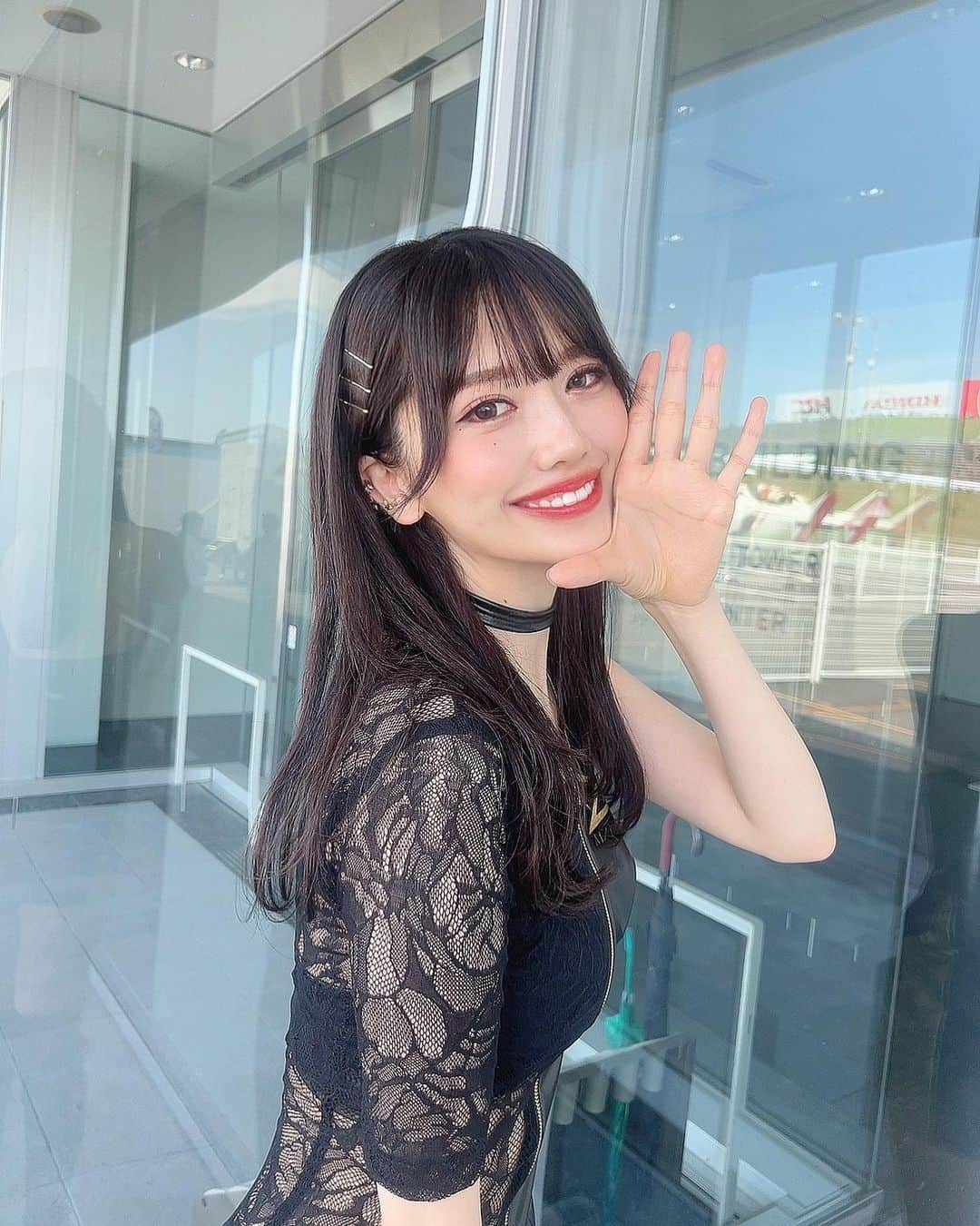 SHINTANITOUKOのインスタグラム：「明日から富士です！ 久しぶりのGT楽しみワクワクさん😍 みんなに会えるのも楽しみにしてる！ 6号車の応援よろしくね💗 この黒髪ロングと真反対の金髪ボブ 撮りに来てね🤣 まじ暑いから熱中症気をつけようー！  そして何このポーズ笑  #supergt #6号車 #teamlemans #チームルマン #エムゼス東京 #mzes #レース #race #レースクイーン #racequeen #コスチューム #セクシー #sexy #サーキット #高身長女子 #black #gold #dobot #スタイル #style #170cm#夏 #summer #夏コス #富士  #謎ポーズ #なにこれ」