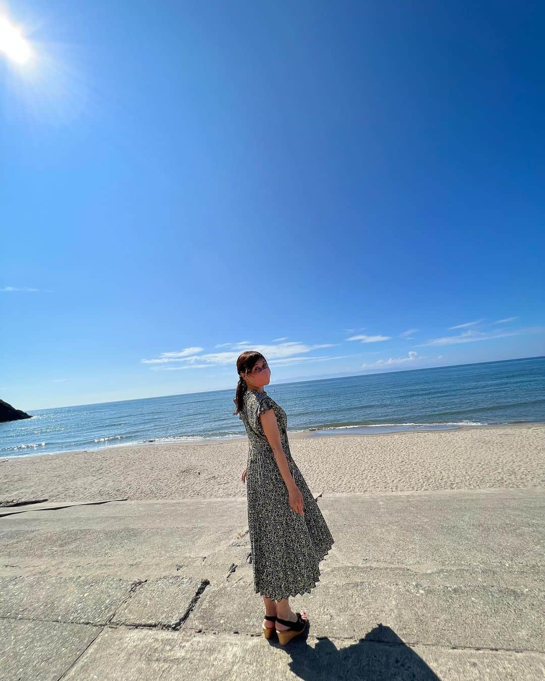 石塚かおりのインスタグラム：「#海#角田浜  今週も朝を一緒にありがとうございました。  まりちゃん（遠藤麻理さん）のピンチヒッターを務めさせていただいたり、初めてのインスタライブをやってみたり…  今週もなかなか刺激的な一週間でした。  がんばったご褒美に？ 念願の角田浜「なみ福」に。  ようやく行けた！  ハイスタの難波さんの想いに、なんだか胸が熱くなる。 スタッフの皆さんも、みーんな暖かくて。 海を眺めながら幸せな時間。  汗だくになりながら、おいしいラーメンとチャーハンをいただきました。  やっぱり夏が大好き。  #ラーメン#チャーハン #かき氷 #Hi-STANDARD #海の家 #NGT48 海の向こうは#佐渡 #水曜見ナイト 今日から #新潟祭#大民謡流し #花火 も楽しみ  #夏が大好き#海が好き 今日は#大安#一粒万倍日#天赦日#ラッキーデー そして#金曜日 といえば #ポッドキャスト #イシヅカタケヤス 今回のテーマは#同窓会   #新潟放送#食いしん坊 #ゴルフ女子#朝活 #アナウンサー #石塚かおり #haveaniceweekend」