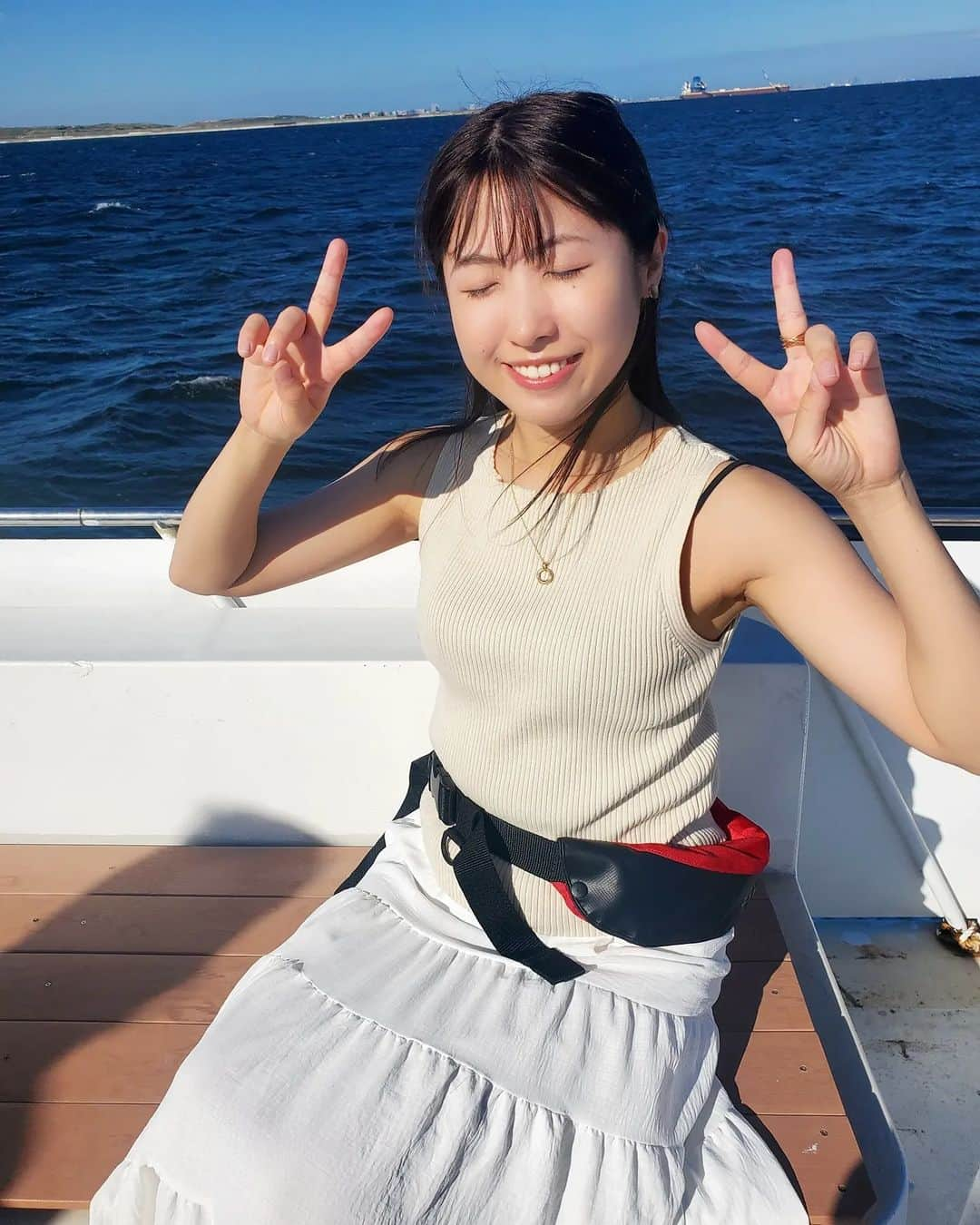 小谷津友里のインスタグラム：「海の上🛳️⚓🤍羽田空港沖に行ったよ～！ 飛行機の離着陸が間近で見られてテンションあがる✈️動画見てね！  先週末はなんと終活にまつわるツアーへ！ 『えんの旅』終活バスツアーin東京に参加してきたよ🚌  ちさちゃんが誘ってくれたのがキッカケ✨ 終活って今まで詳しく知らないジャンルだったからこういう機会に 最新の情報に触れてこようと思ったのと💡 クルーザーに乗ったりホテルビュッフェがあって楽しみながら専門家のお話しを聞いて体験・見学できるところが 初心者の私でも参加しやすかった👀 普通にお墓に入る以外の選択肢を知るいい機会👀 『納骨堂』 『樹木葬』 『海洋散骨体験クルーズ』 巡ってきたよー💡  発見があったので こやゆりメモ紹介✏️  🌸上野さくら浄苑 自動搬送式の納骨堂がある！ ご遺骨をお納めした厨子が運ばれてくる 最先端な設備に驚きました😳  屋内なので天候に左右されずにお墓参りができる☔ 冷房完備だから酷暑でも子供からご年配の方まで熱中症の心配がなくていい🙆 お寺がお花・お香の用意、お掃除等も行ってくれるので管理の心配がない👀  🌳道往寺 高輪庭苑 樹木葬を見学してきたよ🌼 お花と緑に囲まれて、明るく穏やかな雰囲気だった！ 夫婦で1つのお墓に入っていたり 大切なペットとの埋葬もできる✨ 寂しくないお墓をつくる、という言葉が 印象に残りました☺️  🍴 ホテルヴィラフォンテーヌグランド東京有明 でビュッフェ形式の美味しい昼食タイム🍴 海鮮丼とか小籠包とか好きなもの沢山食べた😋笑  🛳️海洋散骨体験 ハウスボートクラブさん所有の船で 有明から羽田空港沖へ移動して海洋散骨を体験🌊 海が好きなので船に乗って景色を楽しみながらできること自体が楽しかった🛳️🥰  散骨をする場所が空港の近くなのは 空港に来る度に故人を偲ぶことができるようにという意味もあるそう✈️ 水に溶けるブーケにメッセージを書いたよ🌼  今回、見学体験してみて 様々な選択肢があると勉強になりました！ 知るキッカケになって良かった☺️💓  案内してくださった えんの旅の皆さま 誘ってくれたちさちゃん ありがとうございました🥰  えんの旅さんのインスタやホームページに詳しい事が載ってるので見てみてね✨️✌️ @hbcennotabi  ・・・・・・・・・・・・・・・・・  #えんの旅 #終活ツアー #海洋散骨#ブルーオーシャンセレモニー #樹木葬 #納骨堂 #さくら浄苑  #東京湾 #クルーザー #羽田空港 #飛行機　 #旅行 #旅行会社 #バスツアー #travel #ホテルヴィラフォンテーヌグランド東京有明 #有明 #ホテルビュッフェ #東京ホテル #バイキング #クルーズ #クルージング #こやゆり旅」