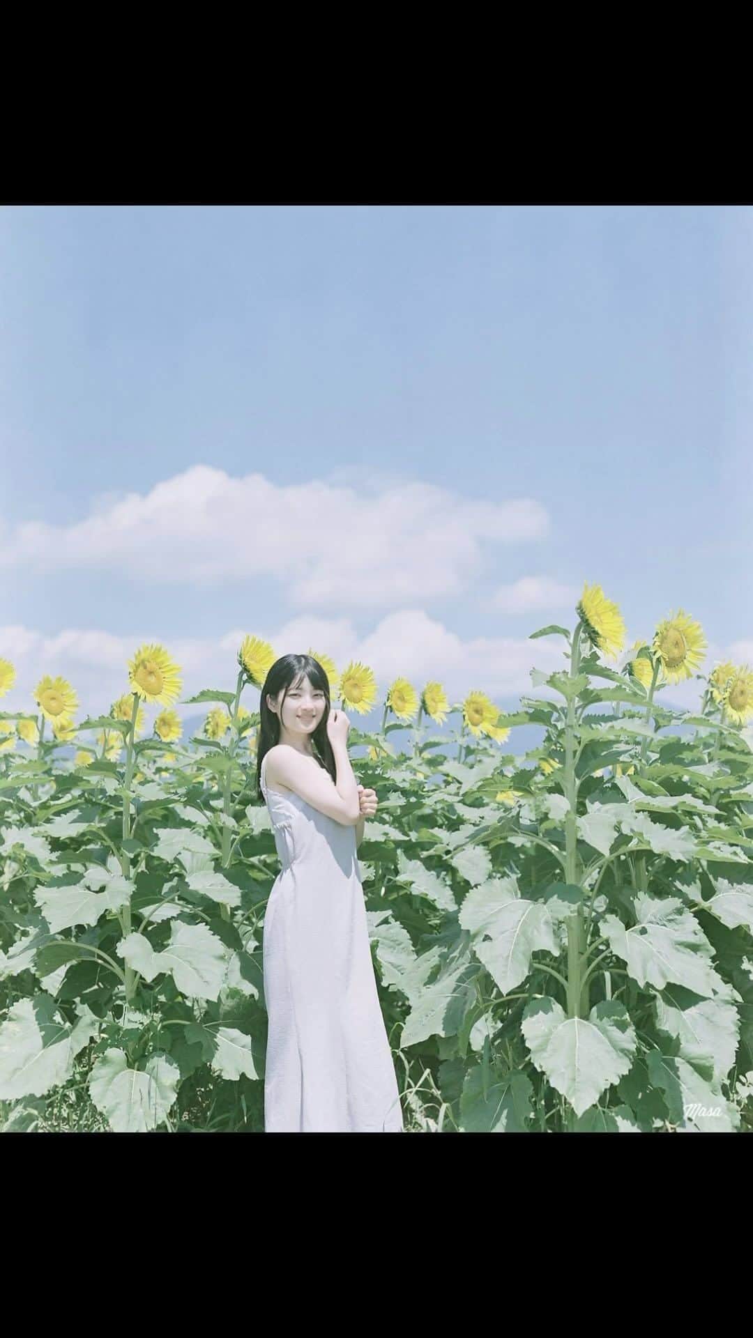 Masaのインスタグラム：「.  iPhone   Fujifilm X-Pro2  XF35 F1.4R  Pentax6x7  Super Takumar 105mm F2.4 #pro160ns  一枚目のみバケ！  金曜日は嬉しいですね☺️ 今週はラボさんが夏休みで、フィルムが返ってこないらしい。 うー。残念。  今日から嫁と息子は実家に帰ったので一人を満喫します！ 韓国行ってる娘にLINEしたけど返ってこん。  明日は暇してますよ。 緩く撮影行ける人いたら🍧  撮影日 : 2023年7月23日  #まさペン #エビプリ #pentax6x7 #pentax67 #バケペン #中判フィルム #film #filmcamera #filmphotography #フィルム #フィルムカメラ #フィルム写真 #portrait  #ポートレート #fujifilm #xpro2 #xf35mmf14 #日本 #リール #reel #filmisnotdead #滋賀 #shiga #びわ湖 #琵琶湖 #ひまわり」