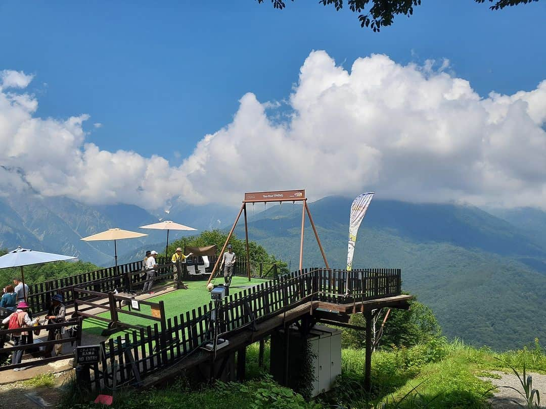 白馬岩岳スノーフィールドさんのインスタグラム写真 - (白馬岩岳スノーフィールドInstagram)「岩岳山頂にあるアクティビティのご紹介！ 「ヤッホー！スウィング」 北アルプス白馬三山を正面に見える場所に、雄大なアルプスに⾶びこむような感覚を楽しめる絶景大型ブランコです。 思わずヤッホー！と叫びたくなるこのブランコは、まるでアニメの世界に入り込んだような体験を味わうことができます。北アルプスをバックに爽快感のある写真映えも間違いなし。 大人気のヤッホー！スウィングをぜひ体験ください！  受付: 繁忙期は8:30より岩岳山頂ガイドセンター横の券売機で 　　 時間枠利用券を先着順でご購入の上利用 料金: 500円（ゴンドラリフト代別途） 対象: 身長110㎝以上、体重100㎏未満、ウエスト100㎝未満の方 詳細は: https://iwatake-mountain-resort.com/activity  #白馬岩岳マウンテンリゾート #白馬マウンテンハーバー #白馬ヒトトキノモリ  #ヤッホースウィング #絶景ブランコ  #長野県 #白馬村 #白馬 #白馬岩岳 #絶景 #北アルプス #白馬三山 #長野旅行 #長野のいいところ #夏休み #家族でお出かけ #nagano #hakuba #hakubavalley #hakubaiwatake #iwatake #hakubaiwatakemountainresort #hakubamountainharbor #activity #アウトドア #アクティビティ #ヤッホー」8月4日 19時00分 - hakuba_iwatake