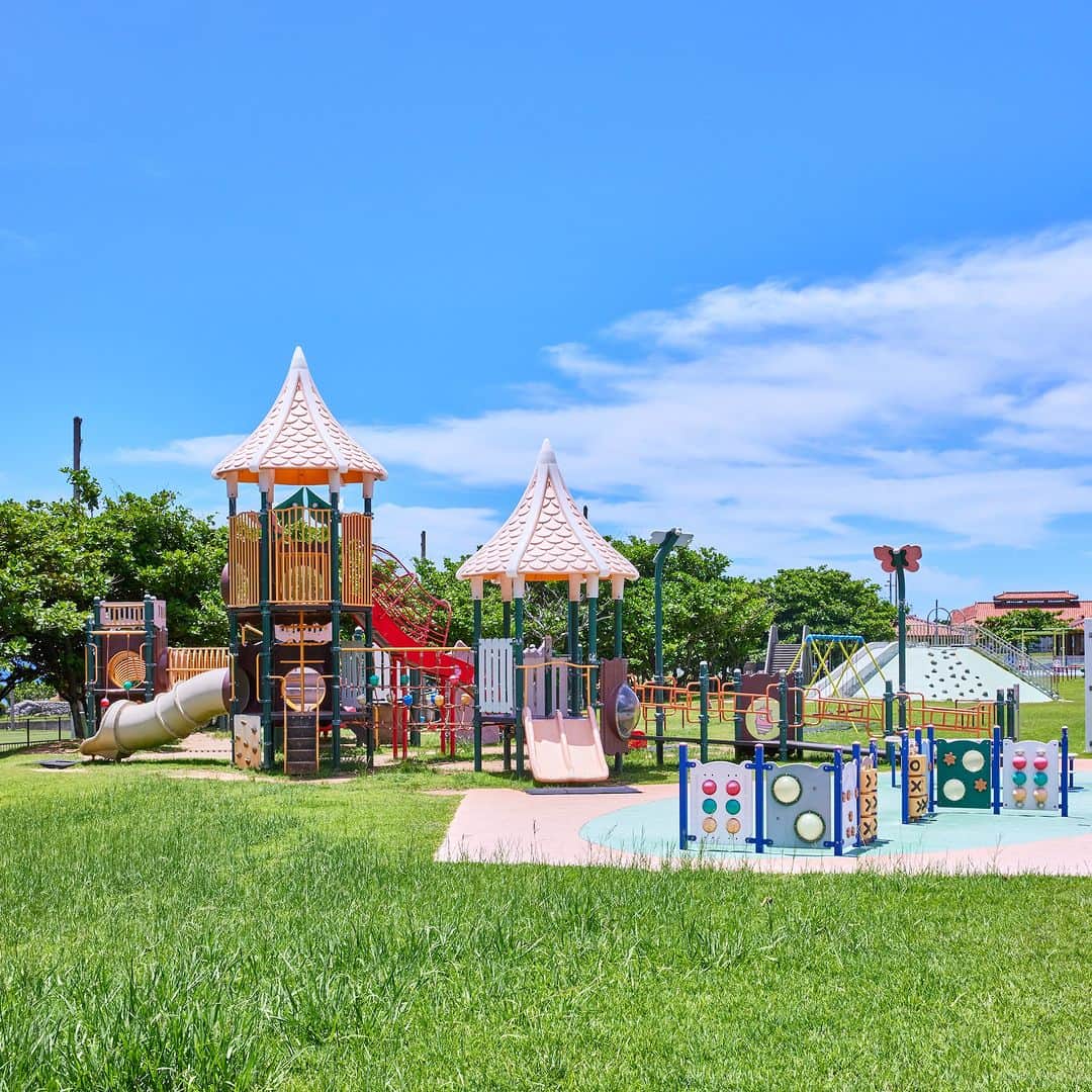 ホテル日航アリビラ 公式Instagramさんのインスタグラム写真 - (ホテル日航アリビラ 公式InstagramInstagram)「. ＼電動トゥクトゥクで行く読谷村の遊具のある公園巡り🛺／  子どもたちに人気の夏の遊びと言えば海遊びですが、沖縄の読谷村の地元の子どもたちが集まる公園に出かけてみるのもおすすめ！今年の7月から導入された電動トゥクトゥクで、読谷の風や香りを感じながらの公園巡りは、目的地までの移動もアトラクションのように楽しめます🛝  🛺電動トゥクトゥクレンタル えもび 東南アジアでおなじみの乗り物、トゥクトゥク。走る時の爽快感を生み出すオープンな構造を残しながらも、エンジン音がなく静かで、ちょっとした移動に便利な3人乗りの次世代コンパクトEVです。車内では音楽や会話を楽しみながら程よいスピードで風を感じつつ、風景をより新鮮に体験できます。 【利用時間】9:00～17:00（最終受付15:00） 【受付】フィールドハウス 【料金】2時間 5,000円、4時間 8,000円、1日（8時間）12,000円 ※1時間延長料金／2,500円 ※ご宿泊のお客様は20％OFFでご利用いただけます。 ※要普通自動車免許 ※6歳（110cm）以下のお子さまはご乗車できません。 https://www.alivila.co.jp/activity/archive/4726/　  🐐残波岬いこいの広場　画像4枚目 海に面した残波岬灯台と巨大なシーサー像が目印の広大な公園。遊具の種類も多く、昔ながらのバスを使用したキッチンカーや、ヤギなどにエサやり体験ができる併設の「ふれあいコーナー」もおすすめ。 https://goo.gl/maps/xvFknNZ8DsLoezJi8  ⚽️セーラの森公園　画像5枚目 海が見渡せる丘の上の公園。遊具の近くの広い芝スペースではボール遊びやフリスビーなども楽しめます。直射日光や小雨を避けて安全に遊べる屋根付きの遊具スペースがあるのも嬉しいポイント。 https://goo.gl/maps/rbzV4CMRKAWaYunV7  🏖ユーバンタ公園　画像6枚目 2020年開園の比較的新しい公園。目の前には民家に囲まれたプライベート感あふれるユーバンタ浜が広がる絶好のロケーションで、すぐそばに海を感じられる沖縄ならではの遊具のある公園です。 https://goo.gl/maps/onx6BRV858qwXg4j6  #ホテル日航アリビラ #アリビラ #リゾート #沖縄リゾートホテル #アリビラブルー #アリビラ時間 #ニライビーチ #沖縄 #沖縄旅行 #沖縄観光 #沖縄絶景 #女子旅 #沖縄ホテル #オーシャンビューホテル #読谷 #読谷村 #沖縄プール #記念日旅行 #誕生日旅行 #夏休み #家族旅行 #トゥクトゥク #公園 #遊具 #お子様連れ #サマーシーズン」8月4日 19時00分 - hotelnikkoalivila