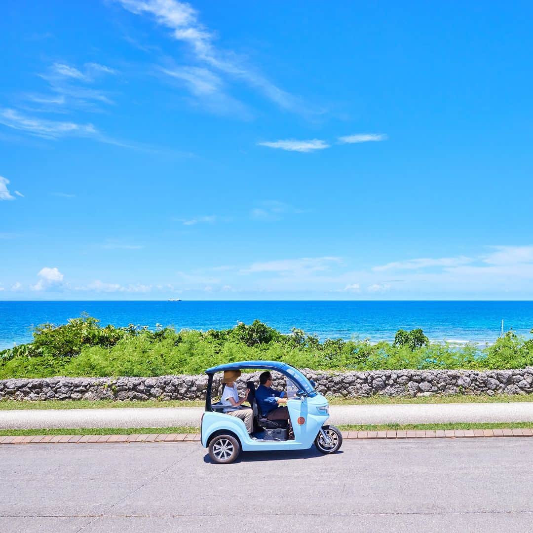 ホテル日航アリビラ 公式Instagramさんのインスタグラム写真 - (ホテル日航アリビラ 公式InstagramInstagram)「. ＼電動トゥクトゥクで行く読谷村の遊具のある公園巡り🛺／  子どもたちに人気の夏の遊びと言えば海遊びですが、沖縄の読谷村の地元の子どもたちが集まる公園に出かけてみるのもおすすめ！今年の7月から導入された電動トゥクトゥクで、読谷の風や香りを感じながらの公園巡りは、目的地までの移動もアトラクションのように楽しめます🛝  🛺電動トゥクトゥクレンタル えもび 東南アジアでおなじみの乗り物、トゥクトゥク。走る時の爽快感を生み出すオープンな構造を残しながらも、エンジン音がなく静かで、ちょっとした移動に便利な3人乗りの次世代コンパクトEVです。車内では音楽や会話を楽しみながら程よいスピードで風を感じつつ、風景をより新鮮に体験できます。 【利用時間】9:00～17:00（最終受付15:00） 【受付】フィールドハウス 【料金】2時間 5,000円、4時間 8,000円、1日（8時間）12,000円 ※1時間延長料金／2,500円 ※ご宿泊のお客様は20％OFFでご利用いただけます。 ※要普通自動車免許 ※6歳（110cm）以下のお子さまはご乗車できません。 https://www.alivila.co.jp/activity/archive/4726/　  🐐残波岬いこいの広場　画像4枚目 海に面した残波岬灯台と巨大なシーサー像が目印の広大な公園。遊具の種類も多く、昔ながらのバスを使用したキッチンカーや、ヤギなどにエサやり体験ができる併設の「ふれあいコーナー」もおすすめ。 https://goo.gl/maps/xvFknNZ8DsLoezJi8  ⚽️セーラの森公園　画像5枚目 海が見渡せる丘の上の公園。遊具の近くの広い芝スペースではボール遊びやフリスビーなども楽しめます。直射日光や小雨を避けて安全に遊べる屋根付きの遊具スペースがあるのも嬉しいポイント。 https://goo.gl/maps/rbzV4CMRKAWaYunV7  🏖ユーバンタ公園　画像6枚目 2020年開園の比較的新しい公園。目の前には民家に囲まれたプライベート感あふれるユーバンタ浜が広がる絶好のロケーションで、すぐそばに海を感じられる沖縄ならではの遊具のある公園です。 https://goo.gl/maps/onx6BRV858qwXg4j6  #ホテル日航アリビラ #アリビラ #リゾート #沖縄リゾートホテル #アリビラブルー #アリビラ時間 #ニライビーチ #沖縄 #沖縄旅行 #沖縄観光 #沖縄絶景 #女子旅 #沖縄ホテル #オーシャンビューホテル #読谷 #読谷村 #沖縄プール #記念日旅行 #誕生日旅行 #夏休み #家族旅行 #トゥクトゥク #公園 #遊具 #お子様連れ #サマーシーズン」8月4日 19時00分 - hotelnikkoalivila