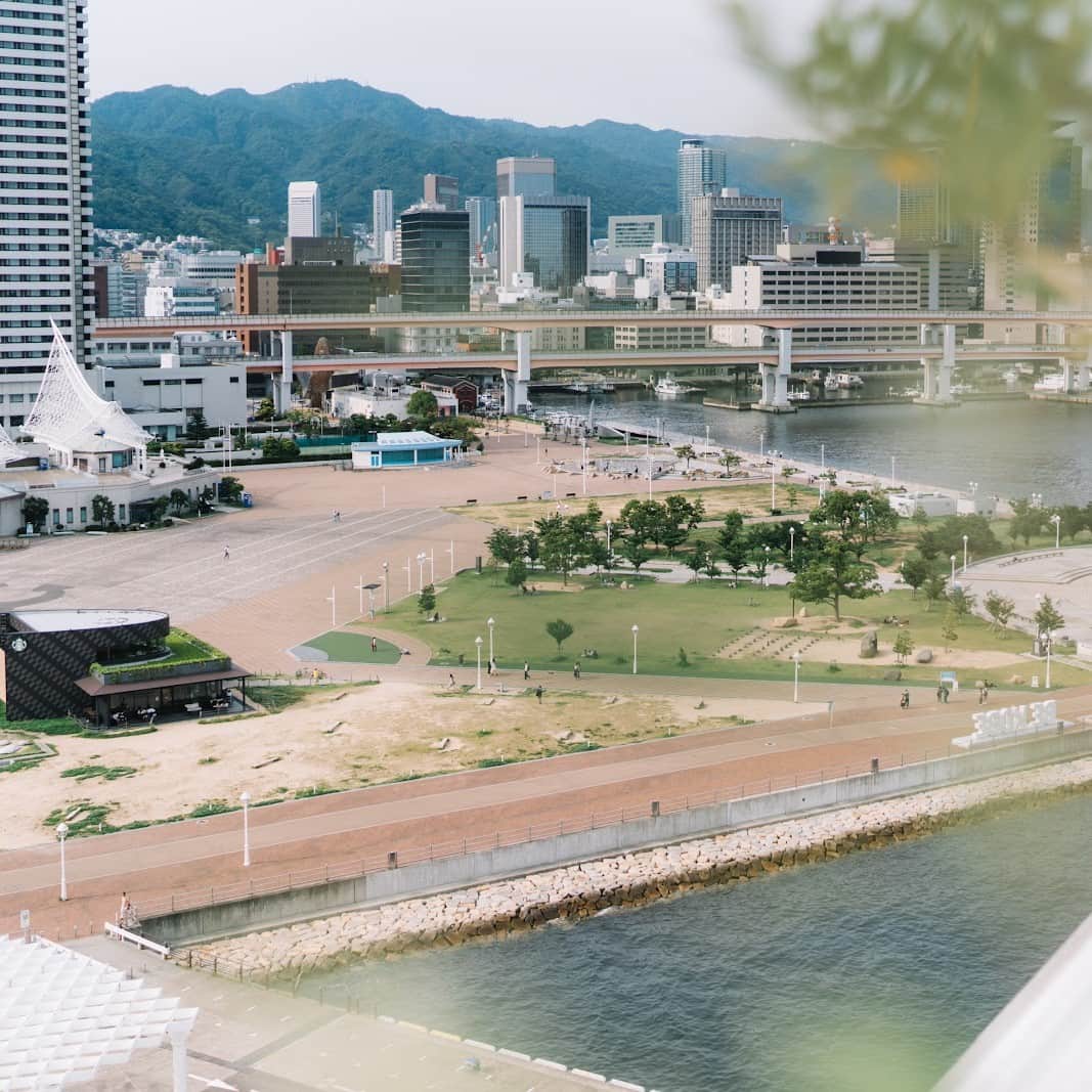 神戸メリケンパークオリエンタルホテル【公式】さんのインスタグラム写真 - (神戸メリケンパークオリエンタルホテル【公式】Instagram)「ホテルから徒歩すぐのメリケンパークに佇む「BE KOBEモニュメント」。  神戸開港150年となる2017年、神戸港をさらに魅力ある空間として磨きをかけることを目的に、メリケンパークは多くの人々が集い憩う公園として整備されました。  その際このモニュメントも設置され、今ではフォトスポットとして人気の場所です。  ホテルを背景に記念撮影できるベストスポットなので、散策がてら是非足を運んでみてくださいね。  -------------------- 神戸メリケンパークオリエンタルホテル @kobe_merikenpark_orientalhotel は神戸港中突堤にあり、周囲270度が海に囲まれたリゾートホテル。 全室バルコニー付きで船旅のようなホテルライフをお約束します。  【CLUB ORIENTAL】 オリエンタルホテルズ＆リゾーツの新たなメンバーシップ 入会金・年会費無料 ご登録するとホテル予約が最大10%お得に！ 詳細はプロフィール @kobe_merikenpark_orientalhotel のURLよりアクセスください。 -------------------- #神戸メリケンパークオリエンタルホテル #kobemerikenparkorientalhotel #オリエンタルホテル #神戸 #神戸ホテル #兵庫観光 #神戸観光 #神戸港 #神戸メリケンパーク #メリケンパーク #神戸ハーバーランド #ハーバーランド #オーシャンビュー #オーシャンビューホテル #大人の休日 #記念日旅行 #家族旅行 #bekobe #kobeforever #kobe #kobehotel #japantrip #kobeforever」8月4日 19時00分 - kobe_merikenpark_orientalhotel