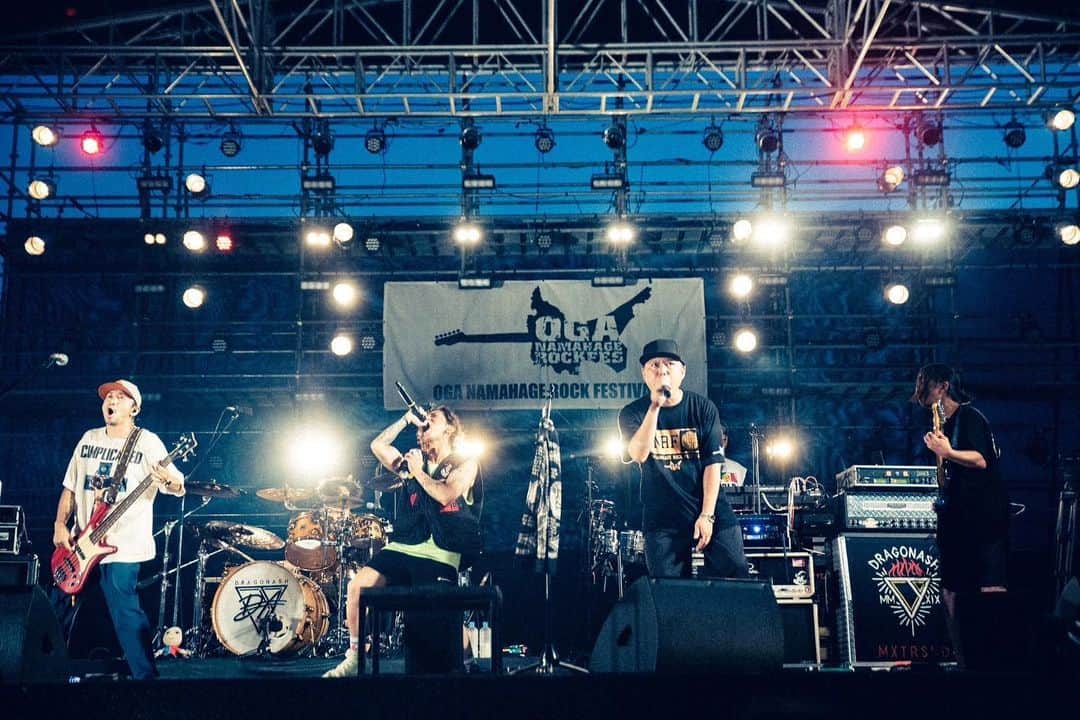 山嵐のインスタグラム：「【男鹿フェス👹】 ■7/30（日） OGA NAMAHAGE ROCK FESTIVAL vol.12  ☑️Extra 🎧 Dragon Ash setlist M-3「CROWS」 w/ KOJIMA from 山嵐  Thank you!!  photo by @ayumu10.18   （HIROKIさんが山嵐の一筒Tシャツを着てくださってました🙏）  #山嵐 #男鹿フェス12 #ONRF12 #DragonAsh #CROWS #KOJIMA」