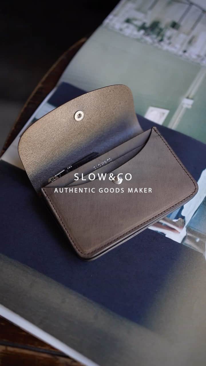 スロウのインスタグラム：「SLOW [ regular collection] -ingrasat -  -mini wallet- / taupe(#18) Price:￥17,600(tax included) Color :taupe(#18)  イタリア・トスカーナ地方のタンナーで鞣されたフルベジタブルタンニンレザー。ヨーロッパ原皮のベリーと呼ばれる牛の脇腹部分を厳選し、表面は銀擦りをしています。見た目はマットな質感ですが、摩擦によって使えば使うほど艶やかに色濃く変化していきます。 手のひらに収まるコンパクトなサイズ感ながら、日常生活に困らないぐらいの収容力がある内装。使う人によって異なる風合いをご堪能いただける逸品となっています。  This range features 100% vegetable tanned Nubuck leather made in a tannery in Tuscany, Italy. It is carefully selected from the flanks of European raw hides. Nubuck leather is originally thick but is then luxuriously shaved to a thickness suitable for small wallets and accessories, and then buffed, producing a velvet-like texture.. The leather is made using Japanese technology and SLOW & CO’s craftsmanship. It is initially matt in appearance, but the more you use it, the more it becomes shiny and darker, and you can enjoy the unique ageing process of Ingrassat.  #slow #slowwallet #compactwallet」