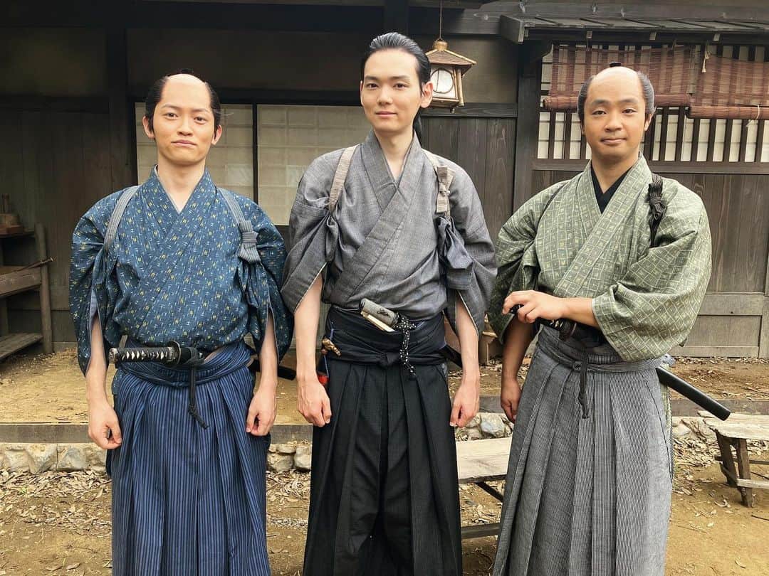 佐伯恵太のインスタグラム：「現在放送中のNHK BS時代劇「大富豪同心参」では、衛生班のスタッフとして現場を、役者として(古川雄輝さん演じる)濱島先生をお守りするという形で作品に携わることが出来、とても幸せでした。竹島宏さんの主題歌でのエンディングダンスにもスタッフとして参加させていただきました！  さらに、スタッフブログも担当しております。「大富豪同心3 スタッフブログ」で検索いただけたら嬉しいです🔍  あと2回で終わってしまうのが寂しいですが、この先も目が離せない展開で楽しみです！ #大富豪同心 #大富豪同心3」