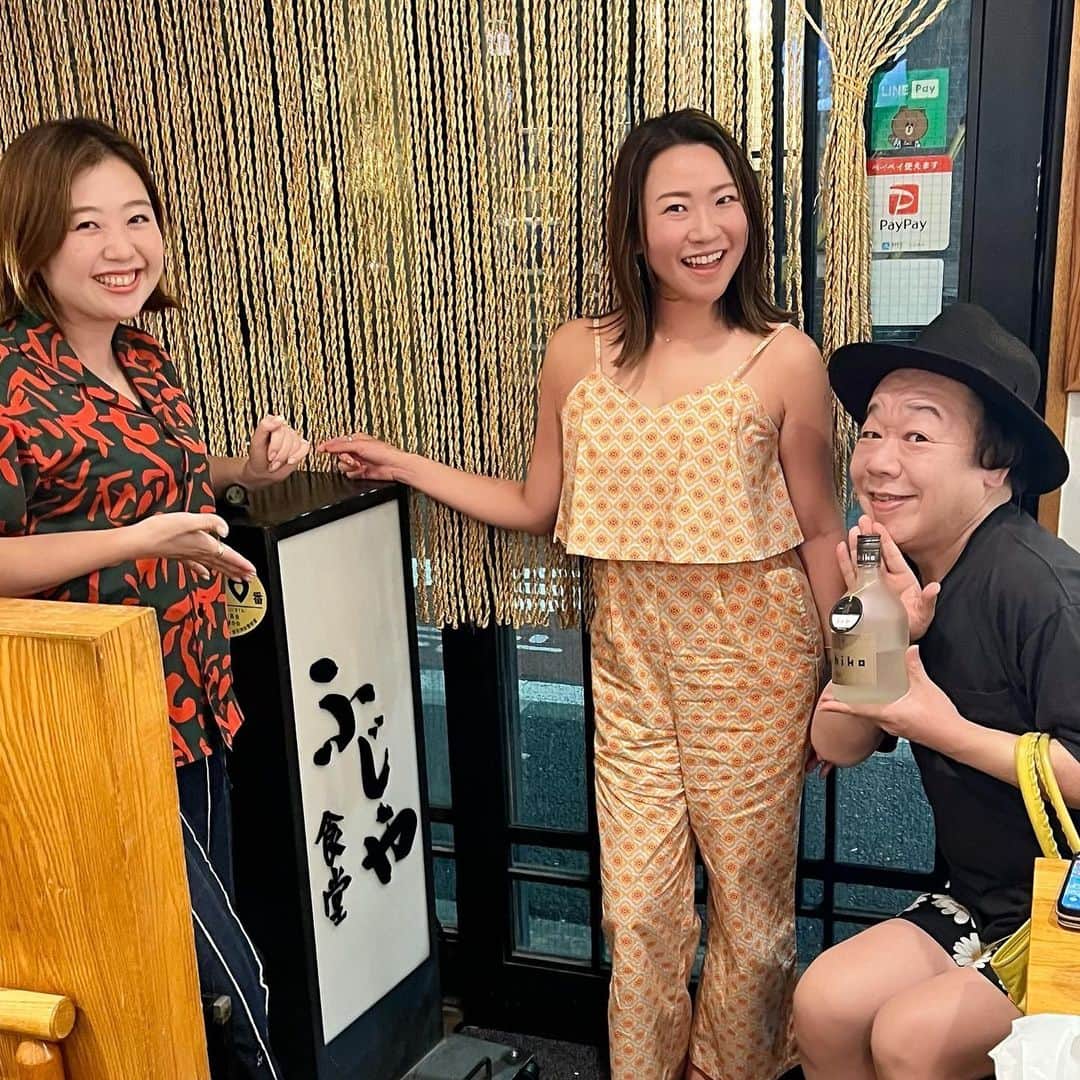 のインスタグラム：「先日の楽しかった夜は、30代OLのみんなと、仕事終わりの定食屋飲み（笑）仕事・将来・移住・恋愛等。。とても今のリアルを学ばせて頂きましたw　　 多岐にわたり、いろんな会話が楽しめるお友達は大切です。　　 お会計を済ませて気が付くとお店は既に閉店しておりました（笑）本日は金曜日、皆様楽しい時間を過ごして下さいね　 #麻布十番 #ふじや食堂 #定食屋 #いいちこ #焼酎 #30代 #OL #OLって言葉はまだ使っていいの？」