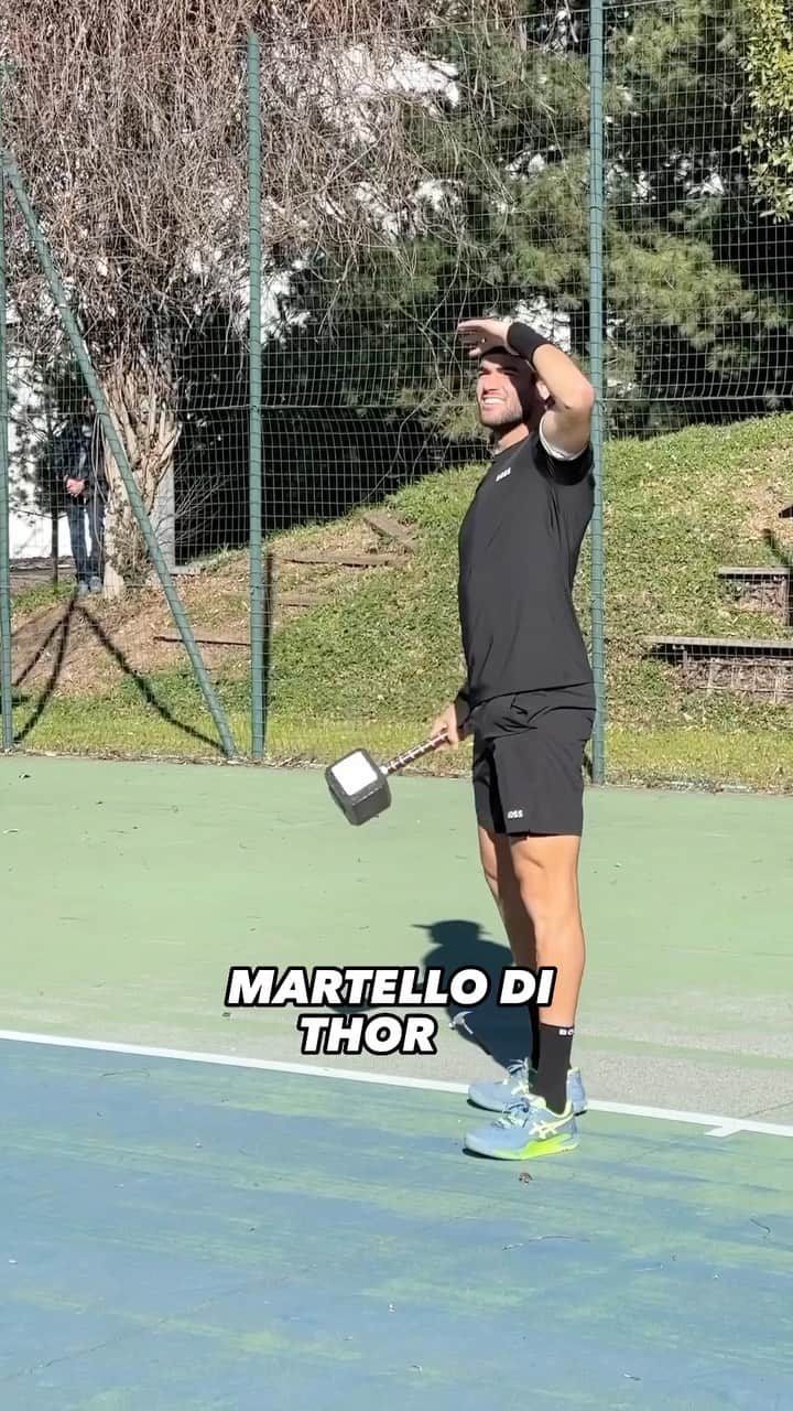 マッテオ・ベレッティーニのインスタグラム：「Il martello di Thor nostro PREFE. Il tuo? Dillo con un emoji 👇  #RedBull #TiMetteLeAli @matberrettini」