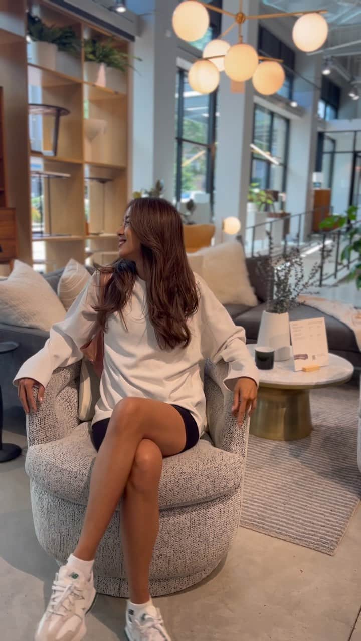 Mieのインスタグラム：「このswivel chair欲しいな🤍 お買い物ってなんでこんなに楽しいの✨ お客様の家具選びも楽しすぎて時間があっという間🥹  #shopping #家具コーディネート  #輸入家具 #お買い物 #ハワイ #韓国 #日本 #シアトル 次 #ロサンゼルス いきたい」