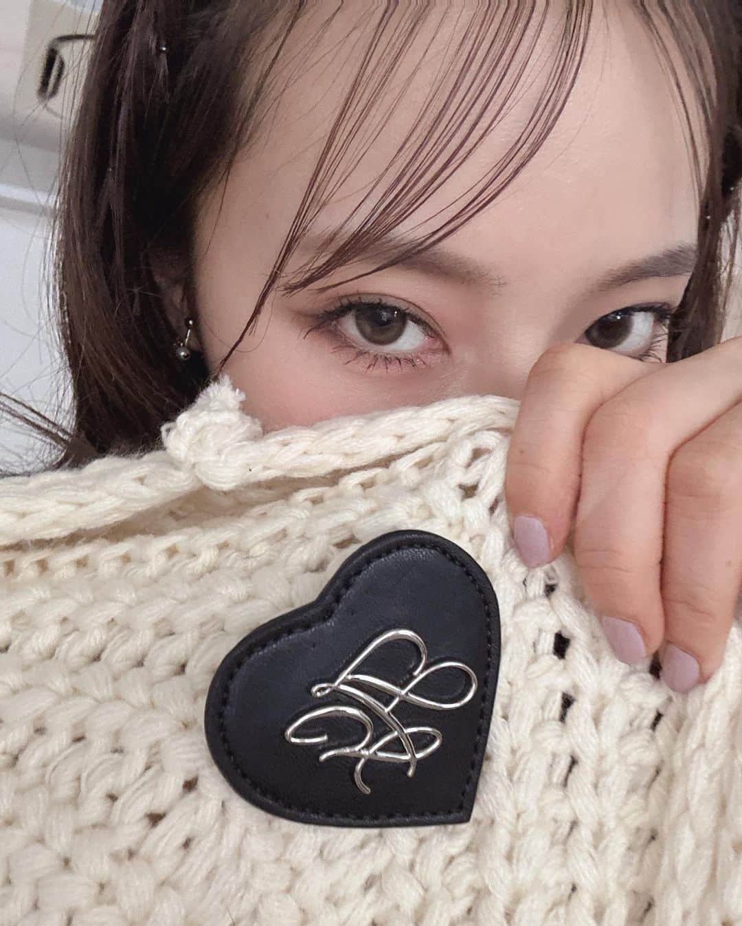 村瀬紗英のインスタグラム：「#dailylook 8/6 ANDGEEBEE 2023 AW展示会🦊♪  ⭐️unisexハートブローチフーディーガーデ（9月発売予定） ハートの合皮ブローチがついたゆるニットのカーディガン🧚🏻‍♀️ ブローチは取り外し可能なのでいろんなところに付け替えできるよ！ フードも大きめなルーズなカーデでシンプルなデザインは ジャンルを選ばずいろんなテイストのコーデに😉👌🏻 秋冬の羽織りにもぴったり(: IVとBLの2色展開でっす🤍💙  今日は朝からみっっちり撮影して 会議もして、ヘロヘロだあ〜🫠 誰かにご飯作ってもらいたいよう🙃💭🍛🌯🍜🍔🥗  展示会まであと２日(: ワクワクだねーーーー😆✨ #ANDGEEBEE #2023 #AW #Collection #展示会」