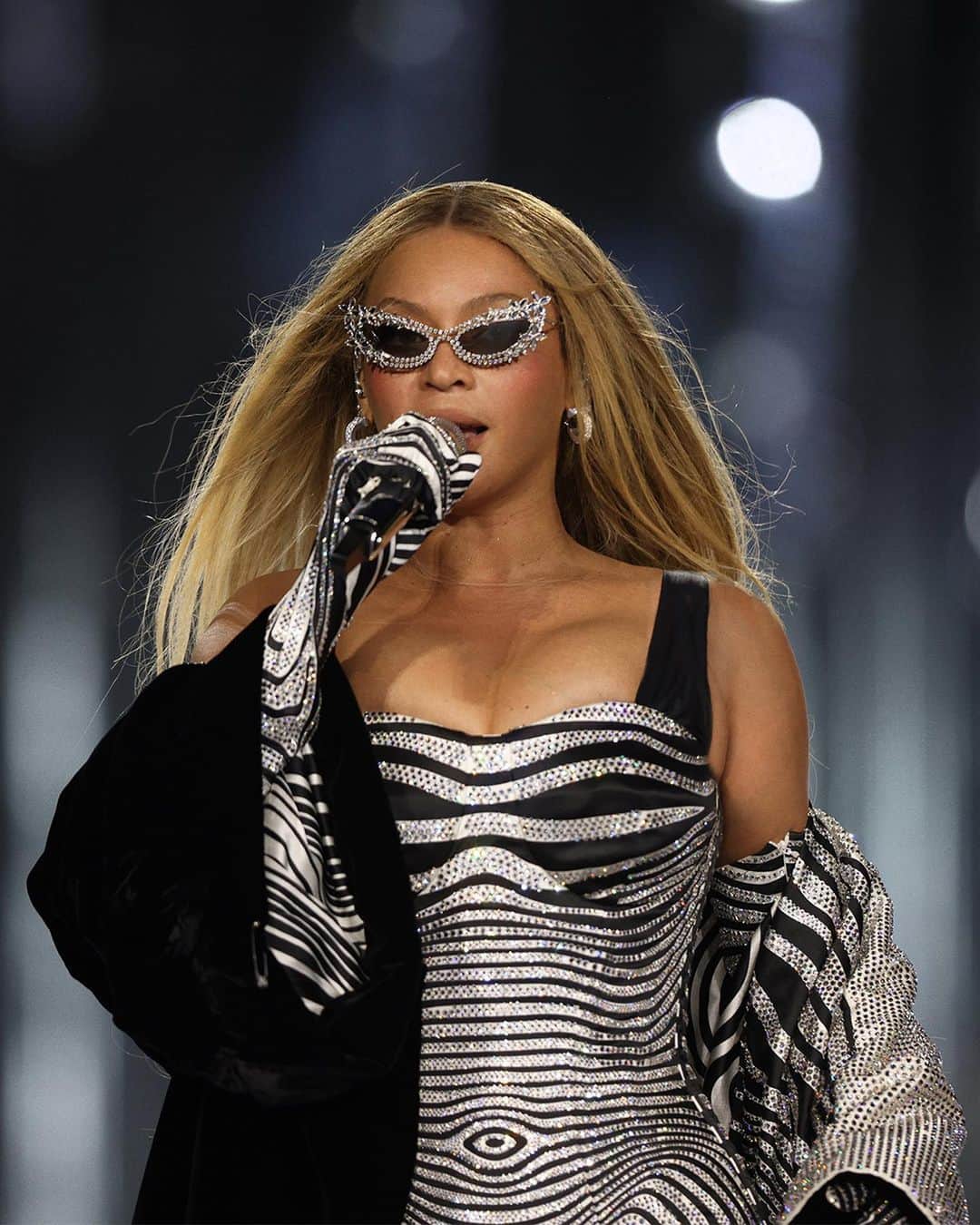 SWAROVSKIさんのインスタグラム写真 - (SWAROVSKIInstagram)「@Beyonce delights the audience in New York on her #RenaissanceWorldTour in custom @JeanPaulGaultier adorned with 150,000 #SwarovskiCrystals.  #Swarovski #Beyonce #RenaissanceWorldTour」8月4日 19時06分 - swarovski
