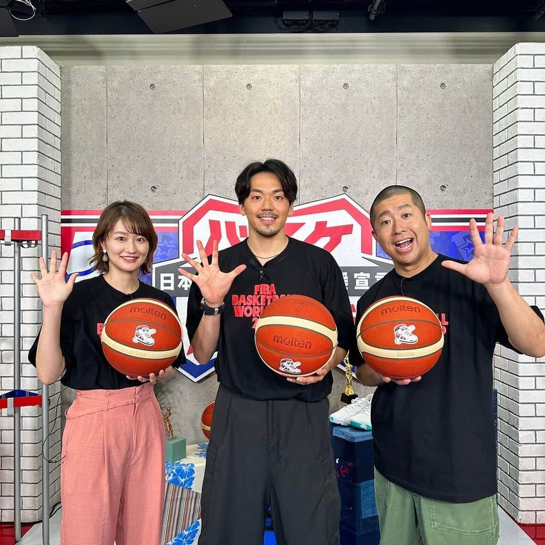 佐藤ちひろのインスタグラム：「明日土曜午前11時からは「バスケ☆FIVE」 ※一部地域を除く   #渡邊雄太 選手ハワイバカンス続編🌟  オフでも練習に励む渡邊選手 さらなる進化のための新たな取り組みとは！？  SPゲストは #篠山竜青 選手☺️👏  19時から始まる 男子バスケ日本代表強化試合！ 日本×ニュージーランド わくわくします〜 今日もたくさんのナイスプレーお願いします！！！  #バスケFIVE #バスケ　#バスケットボール　#バスケット」