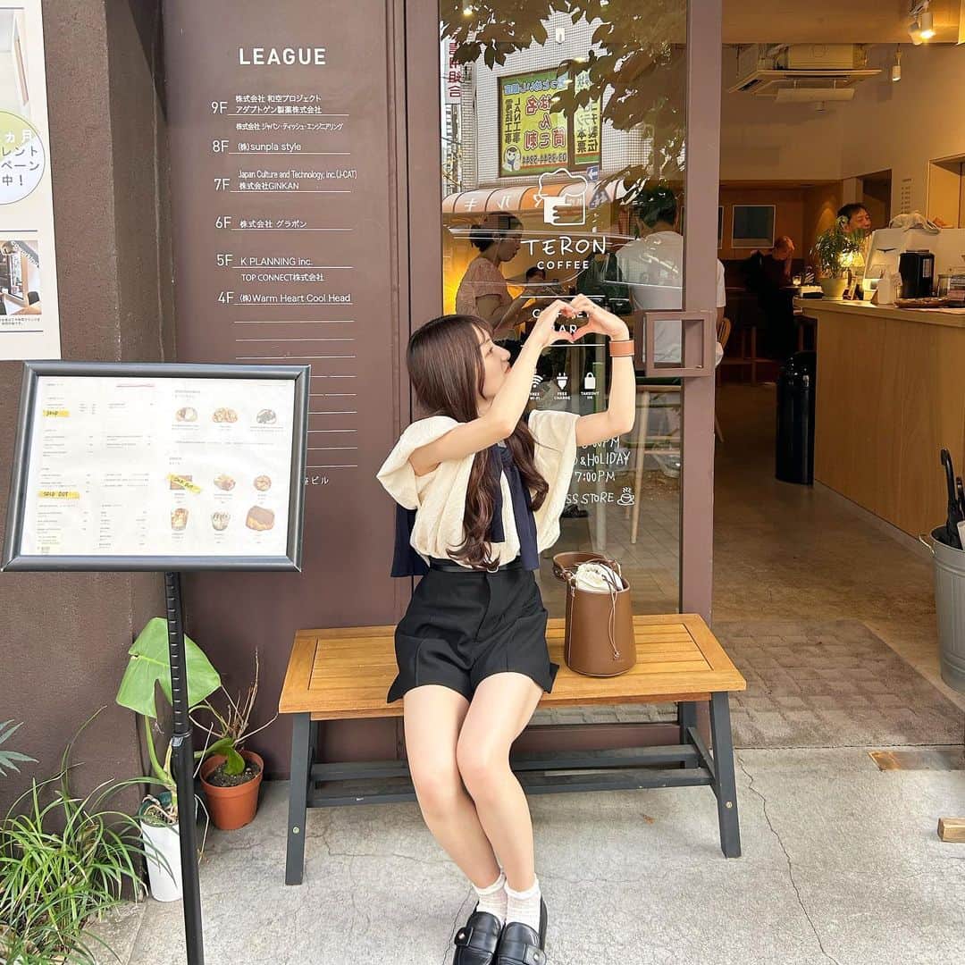 のインスタグラム：「︴ℎ𝑜𝑙𝑖𝑑𝑎𝑦 ...  ランチした後にふらっと入ったカフェ 𓂃𓈒𓏸   普段あんまりしない色使いだけど なんかまとまっててお気に入りコーデ🧺🫶🏻  このトップスノースリーブだけど腕を意外と隠してくれる ボリューム感がとっても可愛いの☁️  肩からかけてるカーディガンまあまあ暑かったけど 可愛いから許すっっ（笑）  . . . #夏コーデ #低身長コーデ #カフェコーデ #きれいめカジュアル #カーディガン #ノースリーブ #銀座カフェ #teron #東京カフェ」