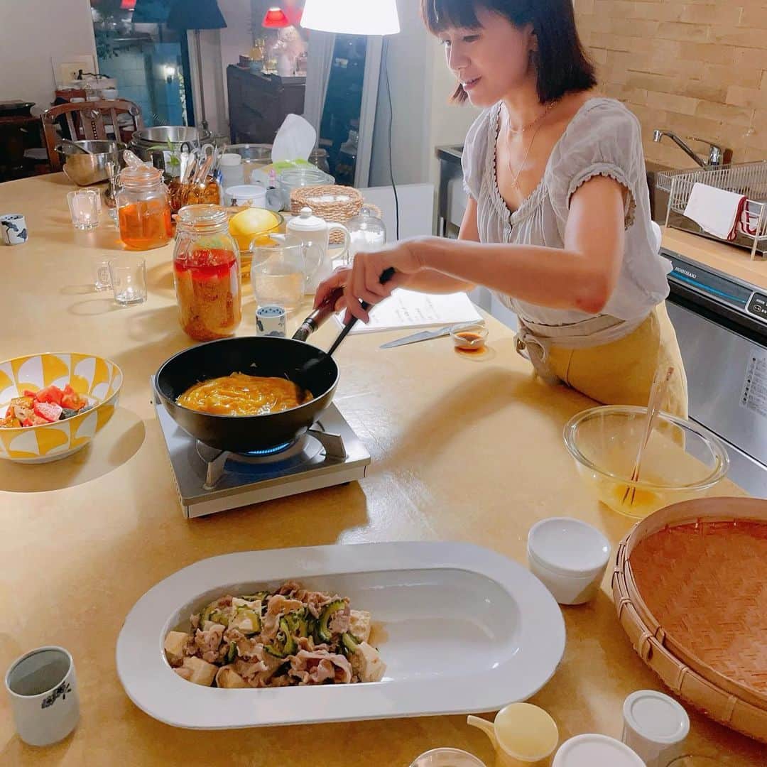 カオルコさんのインスタグラム写真 - (カオルコInstagram)「お教室😋♥️  @iro_tokyo の @yuki_shunkohsha 先生。  ササッとできるものから、素材自身の味や食感を大切にして作る。とてもお勉強になりました。 楽しいトークと美味しいごはん。こんな可愛い人いる？ていうお方。 きっとすごい方なのだろうけど、気さくで距離が近くてアットホーム感。 また行こう。 レストランへ行こう。 そして、おやすみの日に教えていただいたアジアジャンをたっくさん作るんだ。大きな瓶を買ってきてね。 そういう日持ちする美味しいものはとてもありがたい。何にでも合うもん。  #diary  #記録 #お料理教室  #asianfood  #japanese #tokyo #foodporn  #foodstagram」8月4日 19時16分 - ka_ruk_