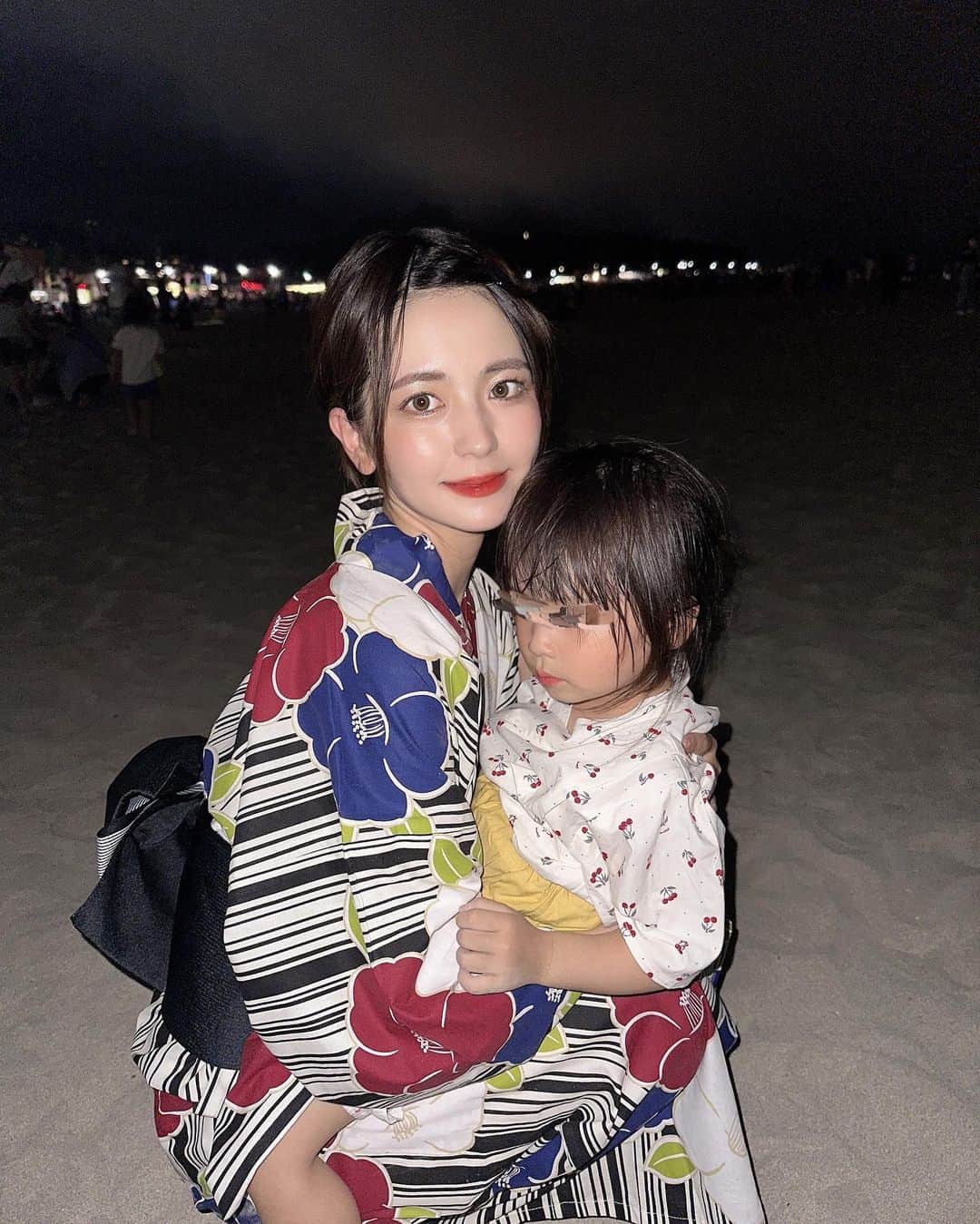marikoのインスタグラム：「＊ . 花火大会🎆 実家に浴衣あったからめっちゃ久しぶりに着てみた👘  娘も初花火大会で大きい音だけど怖がってなかったよ〜🎆  . ＊ #花火大会#浴衣#若狭和田花火大会」