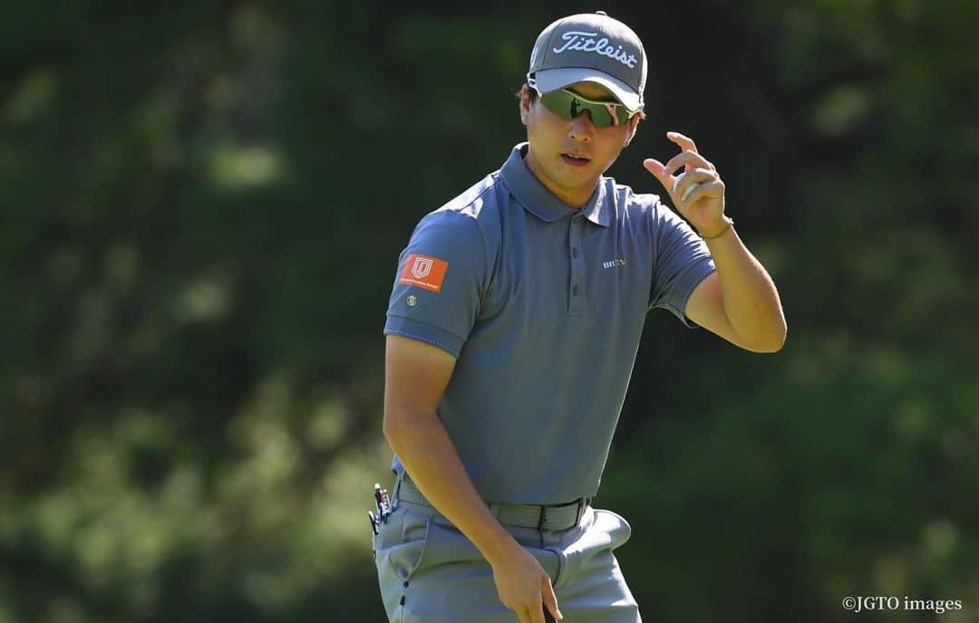  JGTO 男子プロゴルフツアーのインスタグラム：「『横浜ミナト Championship ～Fujiki Centennial～』第2ラウンド⛳️   2日連続の「67」で、通算8アンダーの2位タイ！💪🏻 27歳の勝俣陵は、日本大学の大先輩ゆかりの新規大会でプロ7年目の初Vを目指します！😤 4アンダーの5位タイから出た2日目は、前半4つのバーディで上昇すると、後半の8番パー4で、１Wをピン横3メートルにのっけてイーグルを達成！🦅 「昨日は、もう少し遠かったですけど、今日は本当に狙ったとおりに行って、狙い通りの感じで打てた」と、2日連続の1オン1パット！👏😆  一気に首位に迫って、明日のムービングサタデーに挑みます！✊🏻😠  #jgto #golftournament #男子ゴルフ #横浜ミナトチャンピオンシップ #横浜カントリークラブ #勝俣陵」
