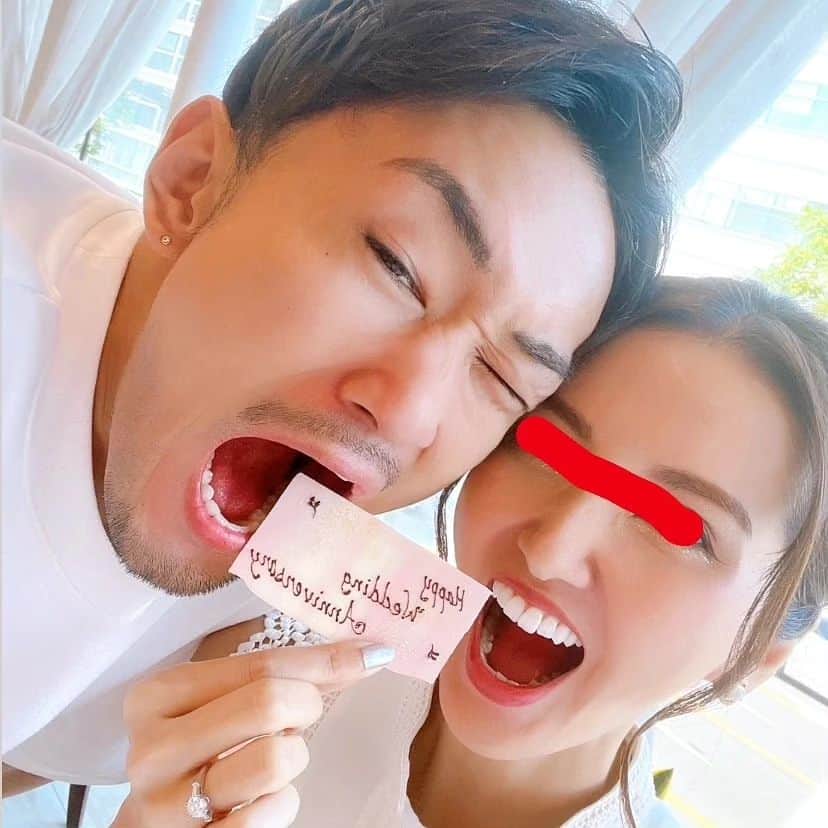 梅野源治のインスタグラム：「【ご報告】 本日､彼女と正式に婚姻届を提出しました。 僕が大炎上した時も常に寄り添ってくれた女性  先日､ワイヤレスイヤホンを🎁したら 人生初だったようで子供みたいに足をバタバタさせて喜んだり‥‥‥ 困っているお爺ちゃんやお婆ちゃんがいたら必ず声をかけて手助けする‥‥‥  いつも無邪気で素直で人懐っこくて可愛い👩‍❤️‍👨  そんな妻にずっと恋をして一生大切にしようと思います❤ #YAVAYだろ」