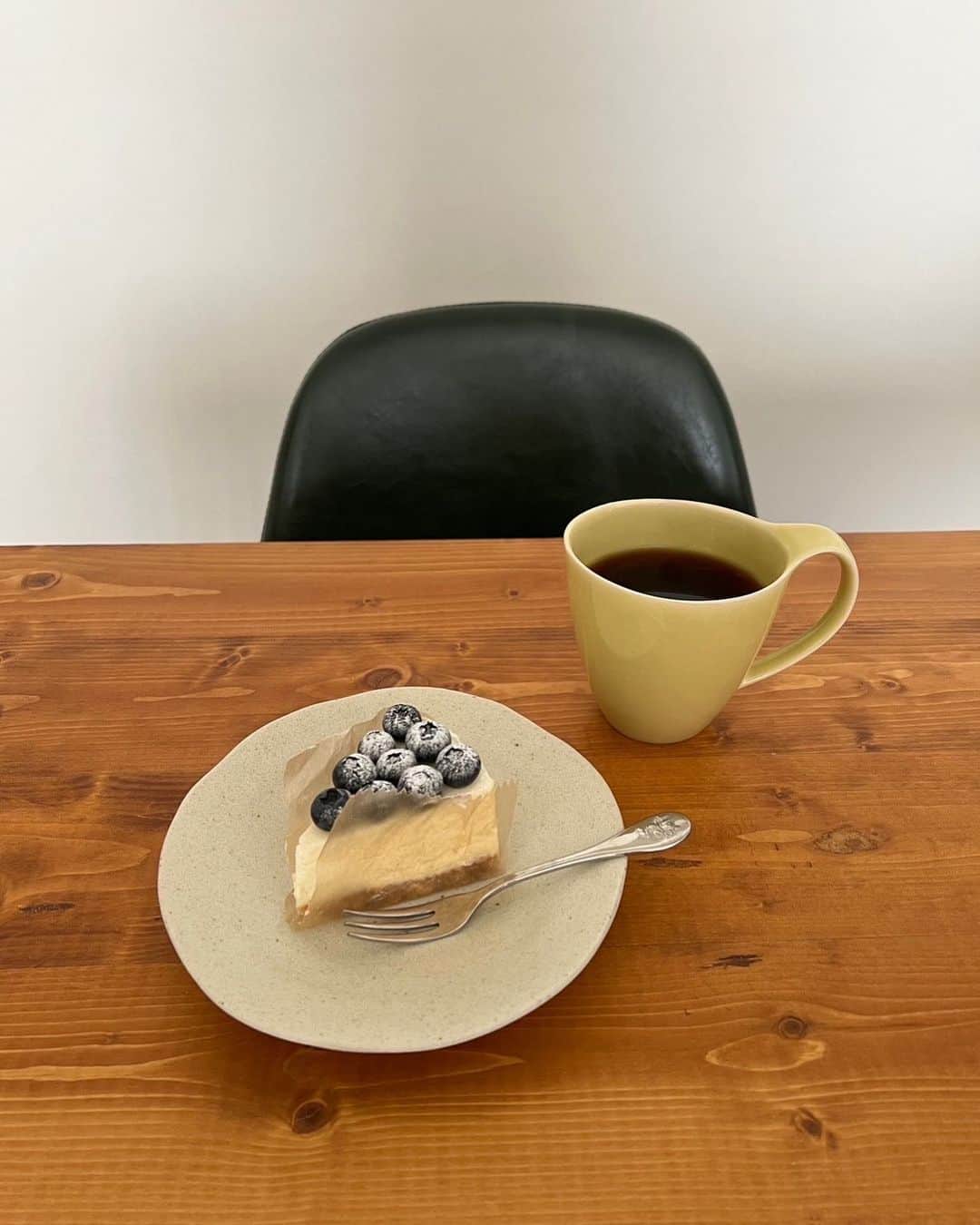 寺田有希のインスタグラム：「基本的に甘いものは食べないのだけど、 無性に食べたくなって、 チーズケーキを買ってきてみた🍰  チーズケーキは、 スフレよりもベイクド派🙋‍♂️  甘いものを食べる時は、 ブラックコーヒーはマストです。  染み渡った。 たまにはいいね。  #チーズケーキ #ベイクドチーズケーキ #cheesecake #コーヒータイム #寺田有希 #teradayuki」