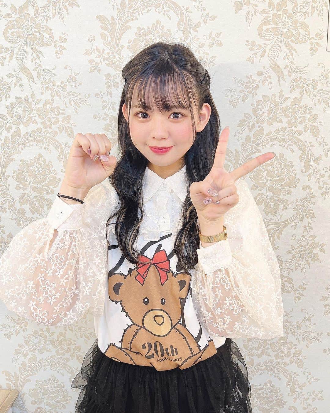 宮里莉羅のインスタグラム：「去年のバースデーイベントの写真📸 今年はやってないなあ.. いつやる❔笑  #ロングヘア#ヘアスタイル#ねじりアレンジ#follow#followme#f4f#likeforlike#follow4follow#fyp#instagood#japanesegirl#instalike#selfie#ootd」