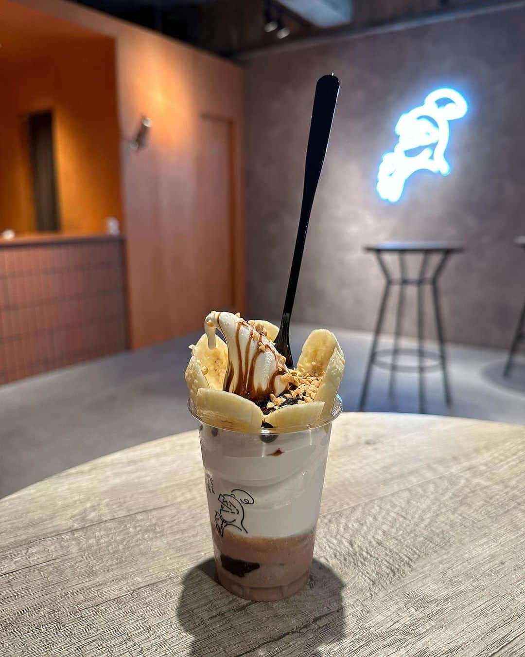 のインスタグラム：「今日番組で紹介した アイスクリーム屋さん。  #goodknightice  店内のウッディーな 広々空間もよく 美味しくチョコレートバナナ アイスクリームを頂きました。  お盆に奈良観光される方に おすすめです。 #ゆうドキッ」