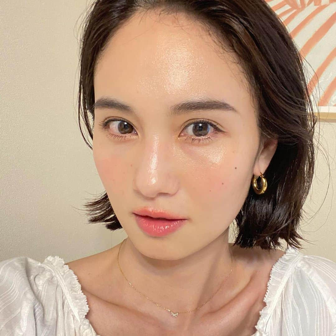 秦まり子のインスタグラム：「夏、新調したコスメ🌻 @helenarubinstein ロングラッシュマスカラ 97 @didion_beauty リキッドグリッター 03 @naturaglace_official タッチオンカラーズ 01C  どれも個人的におすすめ🌞  #helenarubinstein #didion #didionbeauty #naturaglacé #ヘレナルビンスタイン #ディディオンビューティー #ナチュラグラッセ」