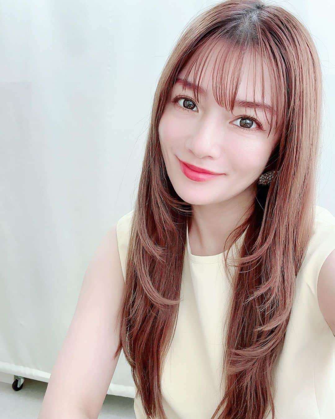 安西ひろこのインスタグラム：「月1回はプロに しっかり肌を診てもらう メンテナンス日✨ . 前回初めて施術してもらい 毛穴や赤み 肌のたるみが改善され ハリのある 肌になり感激したので 今回も２回目の フォトフェイシャル 『ステラM22』を予約しました❗️ . フォトフェイシャルの後は 乾燥肌なので　肌のお薬まで 『トラネキサム酸』イオン導入を そして 半歳以上続けている 『高濃度ビタミンC点滴』🍋を . 月１回ちゃんと診てもらうと安心！ 肌荒れや肌トラブルも 解消されてきました‼️☺️✨  特に今年の夏は猛暑で☀️ 日差しが強いので ケアをしっかりしていきたい‼️」