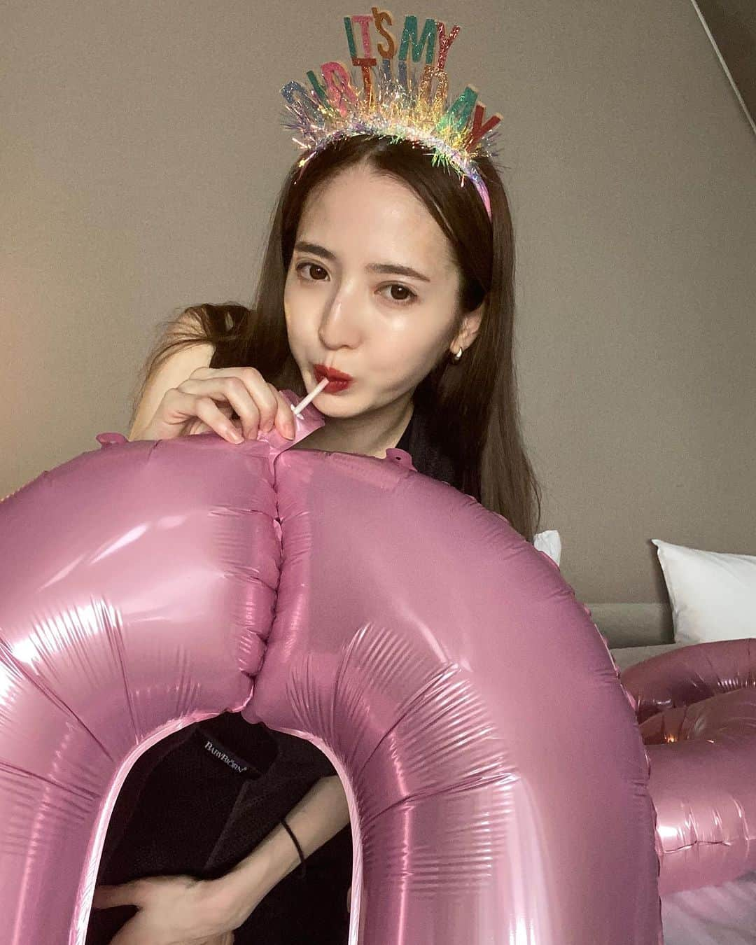 平木愛美さんのインスタグラム写真 - (平木愛美Instagram)「hello 30 👸🩷🩷🩷 it's my birthday！  7/30、お誕生日を迎えました！👑  これまでのhappy な人生に感謝！！！！！ 周りに感謝。経験に感謝。  わちゃわちゃと🫧宝物たちに囲まれて、海が広がる自然の真ん中で、迎えられた30歳！ thank you so much!」8月4日 19時23分 - manamihiraki