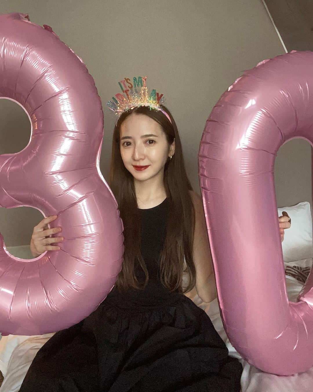 平木愛美さんのインスタグラム写真 - (平木愛美Instagram)「hello 30 👸🩷🩷🩷 it's my birthday！  7/30、お誕生日を迎えました！👑  これまでのhappy な人生に感謝！！！！！ 周りに感謝。経験に感謝。  わちゃわちゃと🫧宝物たちに囲まれて、海が広がる自然の真ん中で、迎えられた30歳！ thank you so much!」8月4日 19時23分 - manamihiraki