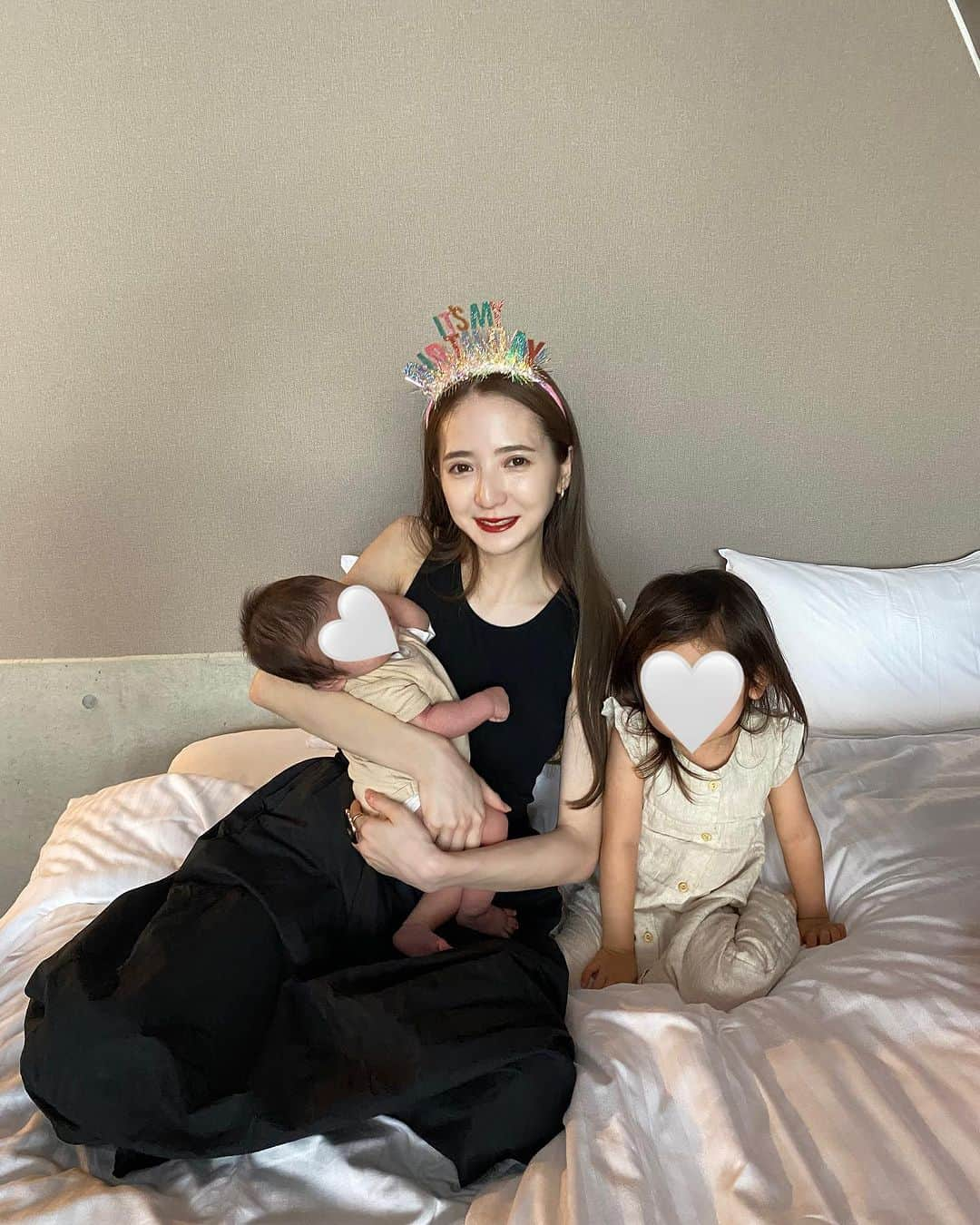 平木愛美さんのインスタグラム写真 - (平木愛美Instagram)「hello 30 👸🩷🩷🩷 it's my birthday！  7/30、お誕生日を迎えました！👑  これまでのhappy な人生に感謝！！！！！ 周りに感謝。経験に感謝。  わちゃわちゃと🫧宝物たちに囲まれて、海が広がる自然の真ん中で、迎えられた30歳！ thank you so much!」8月4日 19時23分 - manamihiraki