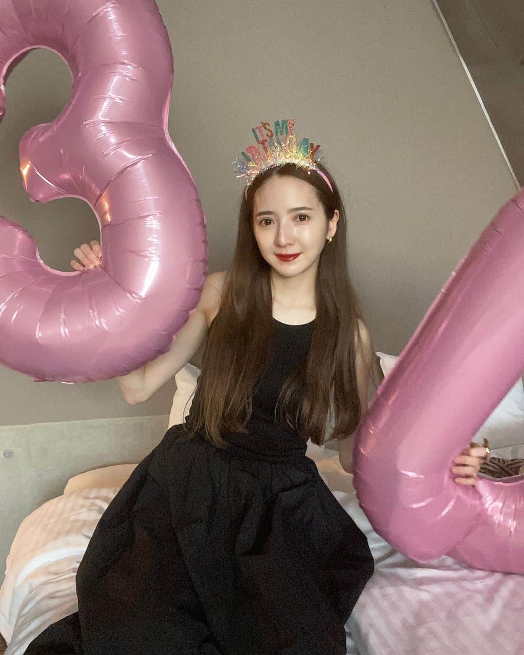 平木愛美のインスタグラム：「hello 30 👸🩷🩷🩷 it's my birthday！  7/30、お誕生日を迎えました！👑  これまでのhappy な人生に感謝！！！！！ 周りに感謝。経験に感謝。  わちゃわちゃと🫧宝物たちに囲まれて、海が広がる自然の真ん中で、迎えられた30歳！ thank you so much!」