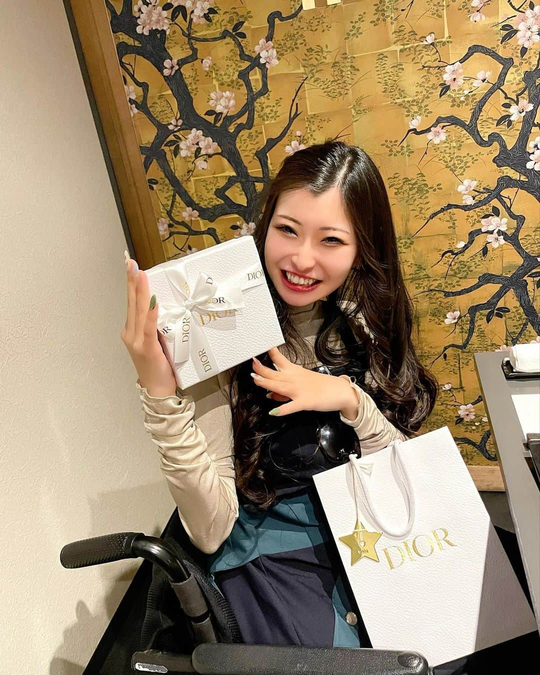 葦原海のインスタグラム：「#dior  「お財布は人から貰うと良い」と聞いたことがある。 　 お金持ち・金回りの良い人から貰うと 金運がうつるみたいなんだけど…💴 自分よりお金持ちの経営者に「お財布欲しいです！」ってなかなか言えないな〜と思ってたから、まさか先日とある方から急にお財布をプレゼントされた時は、びっくり😳💖 　 　 そんな念願な出来事でもあったお財布を 今日(2023/08/04)という日におろしました👛 　 　 お財布の赤色はあまり良くないとも聞くけど 私は1番赤色が好きなので、きっと運気もいいはず😘 3月パリに行った時、DIORでお世話になった話をしたので、DIORを選んでくれたみたいです🥺✨ (にしてもパリで撮ったDIORのコーデ写真おしゃれすぎ…2,3枚目) 　 　 開運には長財布とも言うけど 私も日頃から領収書やカードが多いので イタリアで買った本革のお財布を 同時に寝かしてて…おろしちゃいます👛✨ 　 　 〈最も運勢が良い日〉とかを 信じないとかではなく、気にすることがなかった。 けど今日は特別。気にしてみたよ。 お財布を寝かせるというのも人生初めて。 　 　 気の持ちよう！ また新たに心機一転。前に進む。 　 　 . . . #一粒万倍日と天赦日が重なる日  #大安 #母倉日 でもある #最強開運日  #お財布 #新調 #プレゼント」