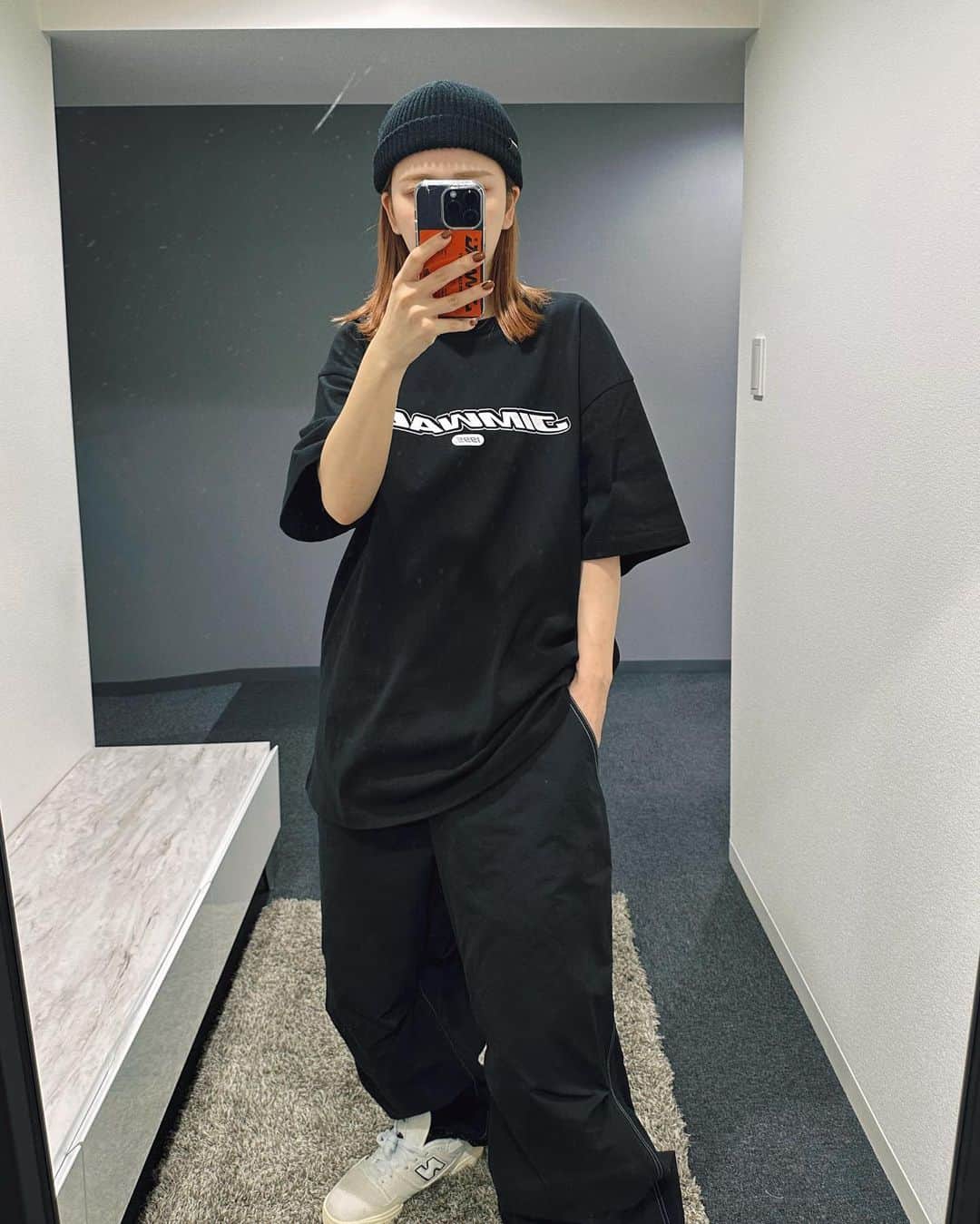 にこのインスタグラム：「地球暑ない？  このTシャツ素材乾き系(？)だから 汗目立たなくてすき  まだ販売中でHPからGETできるよ🤫」