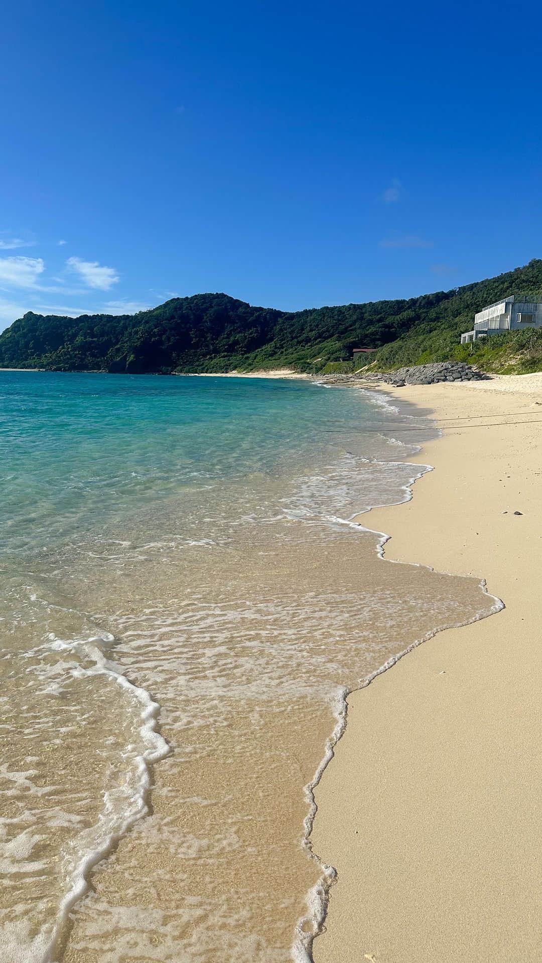 asamiのインスタグラム：「奄美大島の思い出🏝️🍉🤍 全然人がいなくて(少し心配になるくらい) 潜らなくてもお魚が見えるくらい 海が透けていました🎐」