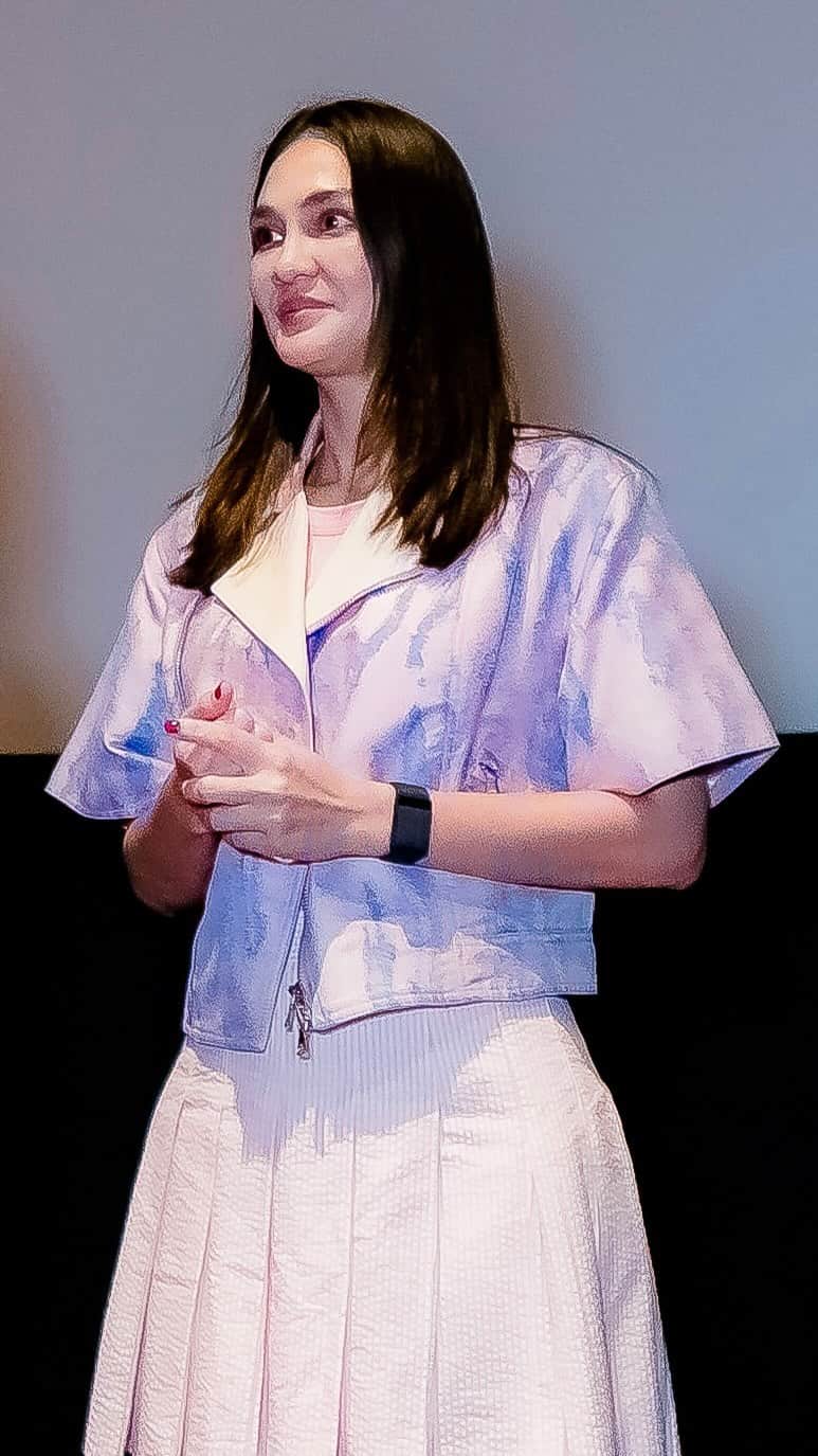 ルナ・マヤのインスタグラム：「Mbak Suzzanna lagi keliling-keliling bioskop nih buat ketemu langsung sama kalian🫣  Yuk, yang belum nonton bersegeralah bertemu dengan mbak Suzzanna di bioskop🖤  #SuzzannaMalamJumatKliwon」