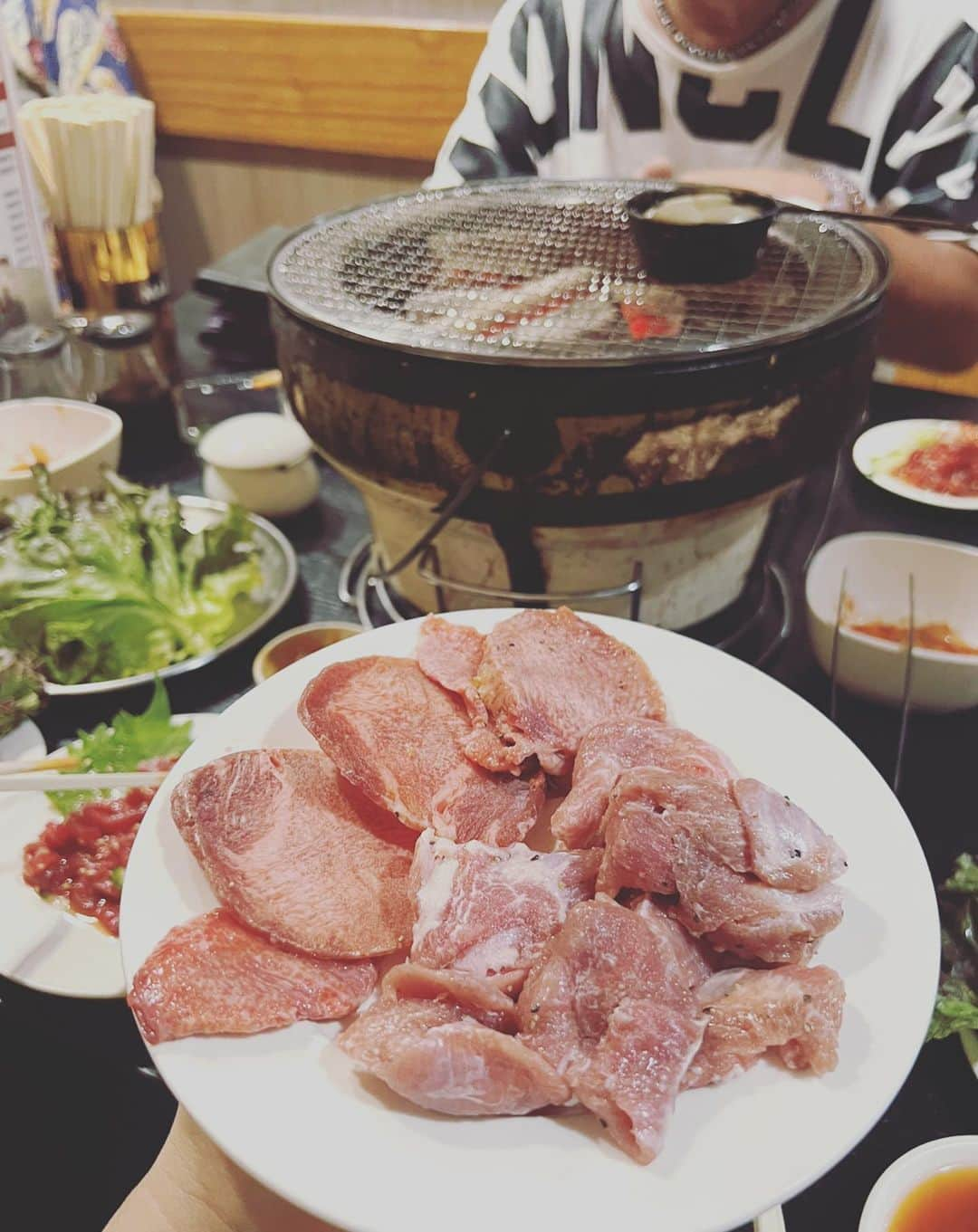 JOJO（ものまね）さんのインスタグラム写真 - (JOJO（ものまね）Instagram)「【焼肉】🥩‪🔥✨ やっぱりお肉は最強✨💓😁👍✨  お世話になっている職人さんと 行って来たぁー♪̊̈♪̆̈  #JUJUのそっくりさんJOJO  #お肉 #肉 #にく ニクぅぅ〜😆👍✨#肉食 #肉うまい #肉大好き #肉好き女子 #肉スタグラム #肉食系女子 #肉食女子 #肉食系  #肉食おばさん 😋✨#牛さんありがとう 🐮🐄🐂🐃🐮✨#niku #beef 🍖💗#グルメ #グルメ女子 #beefstagram #nikustagram #グルメ好きな人と繋がりたい #グルメ好きな人と繋がりたい 💕#おにく #お肉大好き #食テロ #食テログラム #食テロペロリスト #食テロリスト ｽﾁｬｯ( ´-ω･)▄︻┻┳━✨#焼肉 #焼肉屋 #焼肉グルメ 🥓🥩🍗🍖💕💕💕💕 ✨」8月4日 19時33分 - jojo_monomane