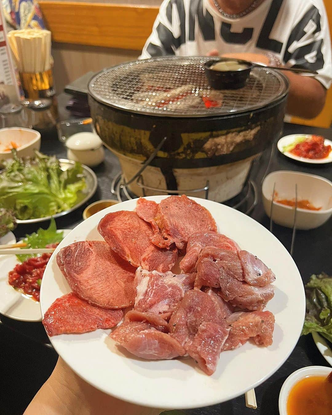 JOJO（ものまね）さんのインスタグラム写真 - (JOJO（ものまね）Instagram)「【焼肉】🥩‪🔥✨ やっぱりお肉は最強✨💓😁👍✨  お世話になっている職人さんと 行って来たぁー♪̊̈♪̆̈  #JUJUのそっくりさんJOJO  #お肉 #肉 #にく ニクぅぅ〜😆👍✨#肉食 #肉うまい #肉大好き #肉好き女子 #肉スタグラム #肉食系女子 #肉食女子 #肉食系  #肉食おばさん 😋✨#牛さんありがとう 🐮🐄🐂🐃🐮✨#niku #beef 🍖💗#グルメ #グルメ女子 #beefstagram #nikustagram #グルメ好きな人と繋がりたい #グルメ好きな人と繋がりたい 💕#おにく #お肉大好き #食テロ #食テログラム #食テロペロリスト #食テロリスト ｽﾁｬｯ( ´-ω･)▄︻┻┳━✨#焼肉 #焼肉屋 #焼肉グルメ 🥓🥩🍗🍖💕💕💕💕 ✨」8月4日 19時33分 - jojo_monomane