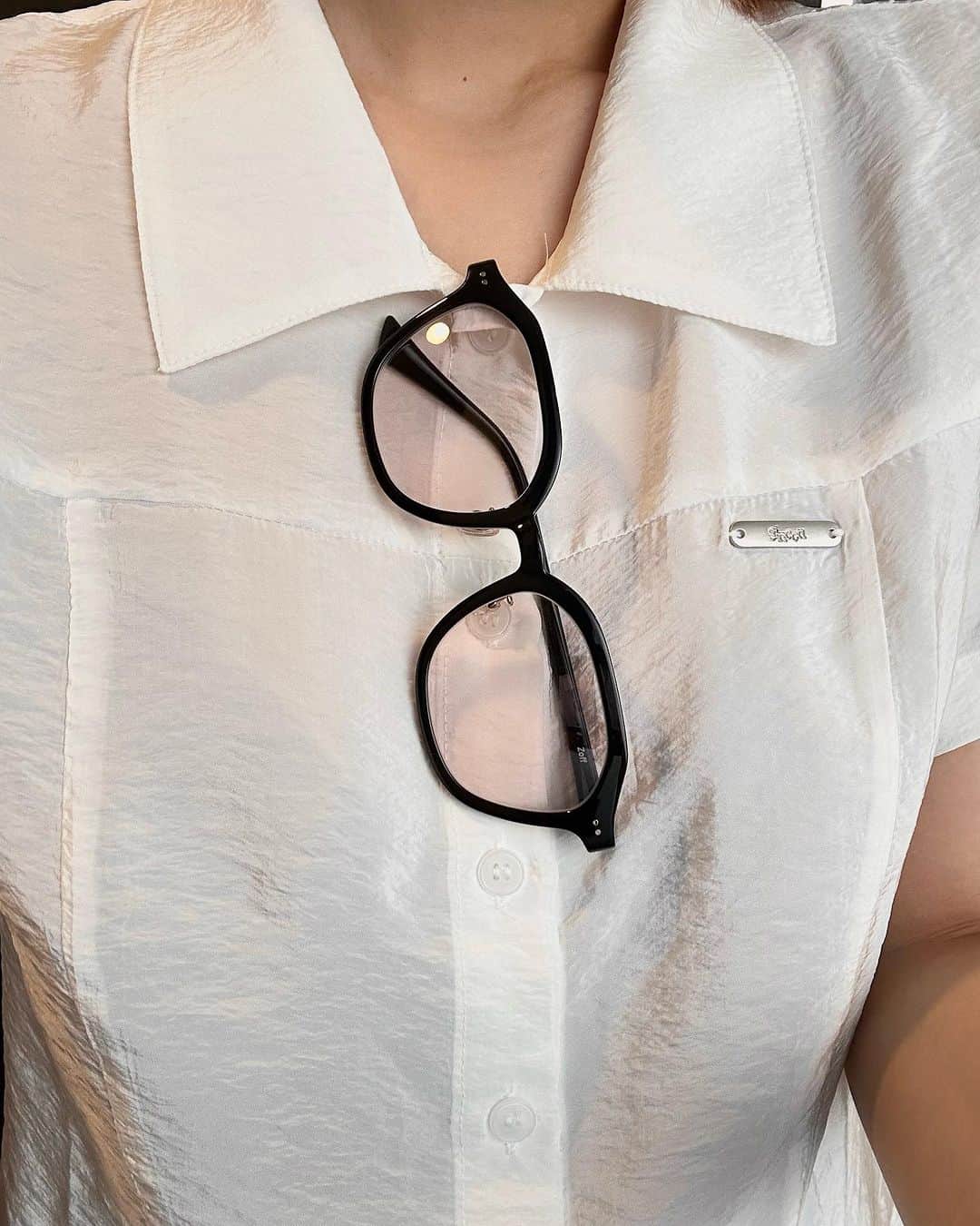 相羽瑠奈のインスタグラム：「🩰 New sunglasses   昨日の投稿でかけてたサングラスはZoffで買ったよ🤓  黒縁のカラーサングラスがずっと欲しいなと思っていて、 レンズ変えて作ってもらいました〜！  ⚫︎ 型番：ZN231G02_14E1 ⚫︎ レンズカラー：シェランV （というお色だったかな多分…！ピンクの中の1番薄い色でした）  形も大きさもカラーレンズの濃さも、理想通り ♡  顔の幅より少し大きめのサングラスがだいすきで、（小顔に見えるから👽）色々試してこれだ…！ってなりました、お気に入りすぎる〜  薄めの色だから眩しさを抑える効果は少ないけど、しっかりUV カット ☀︎ 夕方〜夜かけてても暗くならなくて良き🌃  しかも今セールでお得になってたので気になる方いたらぜひこの機会にっ（ カラーレンズに変えるのは+¥3,300 🦋）」