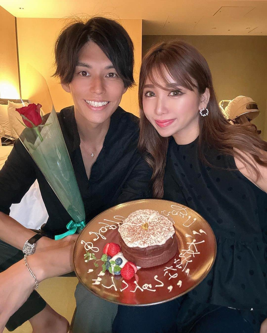 Shop-owner and Buyer.Nailstのインスタグラム：「しゅんくん👱🏼‍♂️お誕生日おめでとう🎂❤️  今年は京都の嵐山に🌳✨ ゆっくりまったりしましたっ😍  もう付き合って１０年目💕  同棲はじめたのもすごい早かったし お互いパソコンでの仕事が多くて ３６５日常に一緒にいてるから １０年よりもっと長く一緒にいる感じ🥰  今でも一緒にいるとき "ずっと話してるやん！"って友達夫婦に つっこまれるぐらい🤣 常に二人で喋ってる🙄❤️笑  どこにいても、何してても 楽しめるふたりの空気感が すごく好き🥰❤️  １０年の間に、 ティノ🐈(ソマリ キラ🐈(チンチラゴールド エヴァ🐈(サイベリアン かわいいにゃんこ達が３匹💕 しゆうくん👦🏻も増えて 我が家はいつのまにか６人家族です😳❤️🤣  守るべき存在が増えた🥰❤️  もうしゅんくんがいる日常が いい意味ですごく当たり前で… 自分の半身のような感じ(*´｀*)  私との相性がすごく良い！！！🥹❤️ ほんと人生のパートナーと思える人です🥰  死ぬほどポジティブ人間で🤣 家族一番人間で 仲間思いで 人のせいに絶対にしないし 愚痴とかほんと言わない✨！ 他にもたくさんあるけども そういうところも尊敬してる🥰  あとめっちゃ健康なんよこの人🙄笑  これからも末長く宜しくね😍❤️❤️🫶 本当におめでとうーー！！！❤️  ＝＝＝＝＝＝＝＝＝＝＝＝＝＝＝＝ #旦那の誕生日 #誕生日 #誕生日旅行  #お誕生日旅行 #バースデーフォト  #お誕生日プレゼント #お誕生日ケーキ  #嵐山 #嵐山観光 #京都嵐山 #嵐山温泉  #翠嵐 #京都観光 #京都旅行 #京都旅館  #京都ホテル #男の子ママ #男の子ベビー」