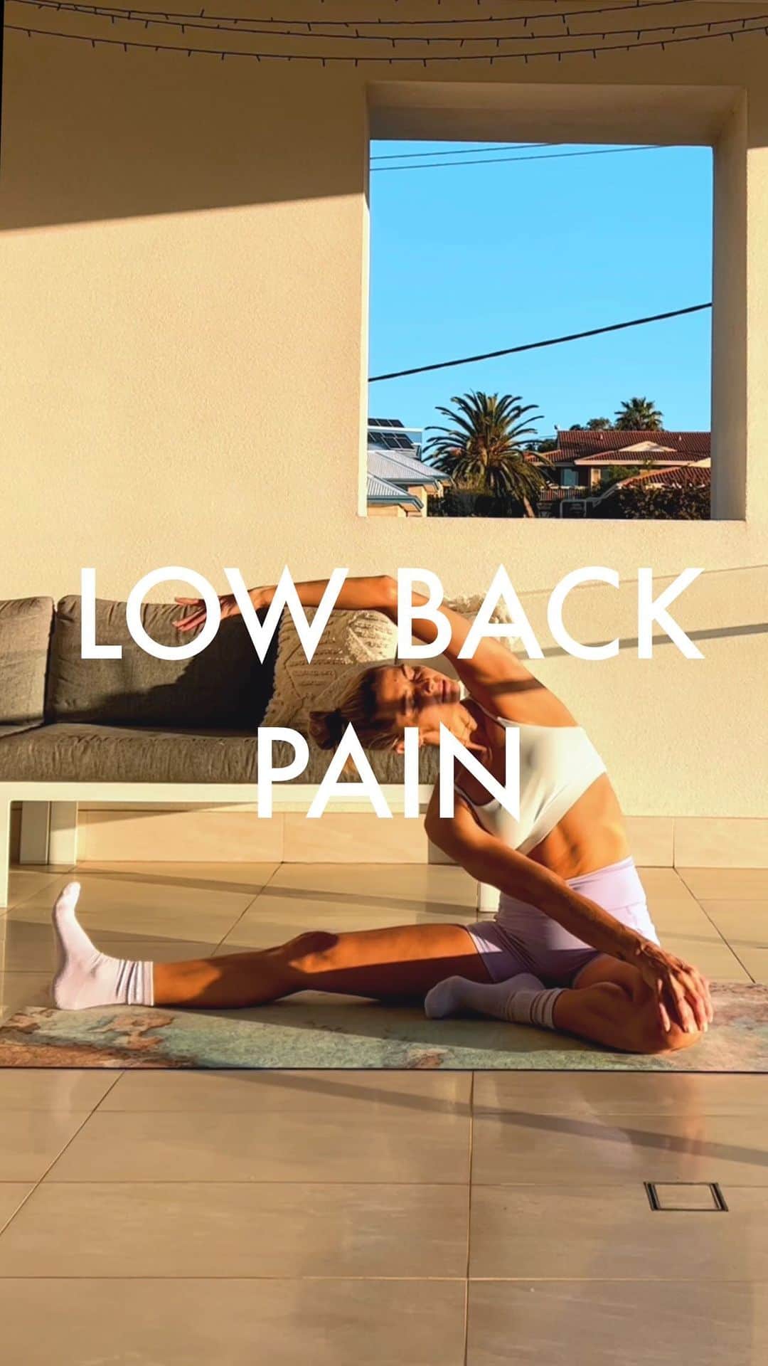 Amanda Biskのインスタグラム：「LOW BACK PAIN FLOW ✨ This afternoons sunset stretch…These are my go-to movements & stretches when my back is feeling stiff, restricted or painful. By the end of the week my body is DYING to do this 🤤  ▪️1. HIP HIKES - mobilises the sacroiliac joint at the back of the pelvis *if you have zero time, this is my NO.1 movement! So good! x40  ▪️2. FIGURE 4 - stretches the glutes (and hip flexor with the added knee push…think ‘push- pull’…push the knee away & pull foot closer’ x5 long breaths  ▪️3. SPINAL TWIST - stretches the glutes & QL (Quadratus Lumborum - muscle running up & down the lower spine) x5 long breaths  ▪️4. HIP FLEXOR - stretches the hip flexor at the front of the hip. Keep your belly button pulled in. Placing your hand on your lower back & pressing your spine into your hand helps! x5 long breaths  ▪️5. LIZARD LUNGE - Stretches the hip flexor & groin. Drop your hips & pull your chest forward x5 long breaths  ▪️6. PIGEON - Start with the arm bends, pulling your belly button down each time you bend x5 bends - Hold the stretch next either on elbows, arms stretched forward or in the twist x5 long breaths  ▪️7. SIDE STRETCH - Stretches the QL. Pull on the knee as you rotate your chest up (look up!) x5 long breaths  * Do the flow on one side…then the other ☺️ #lowbackpain #backpain #backstretches  ab♥️x  Wearing: @lskd 💜 AMANDA15 for 15% off! 💸」