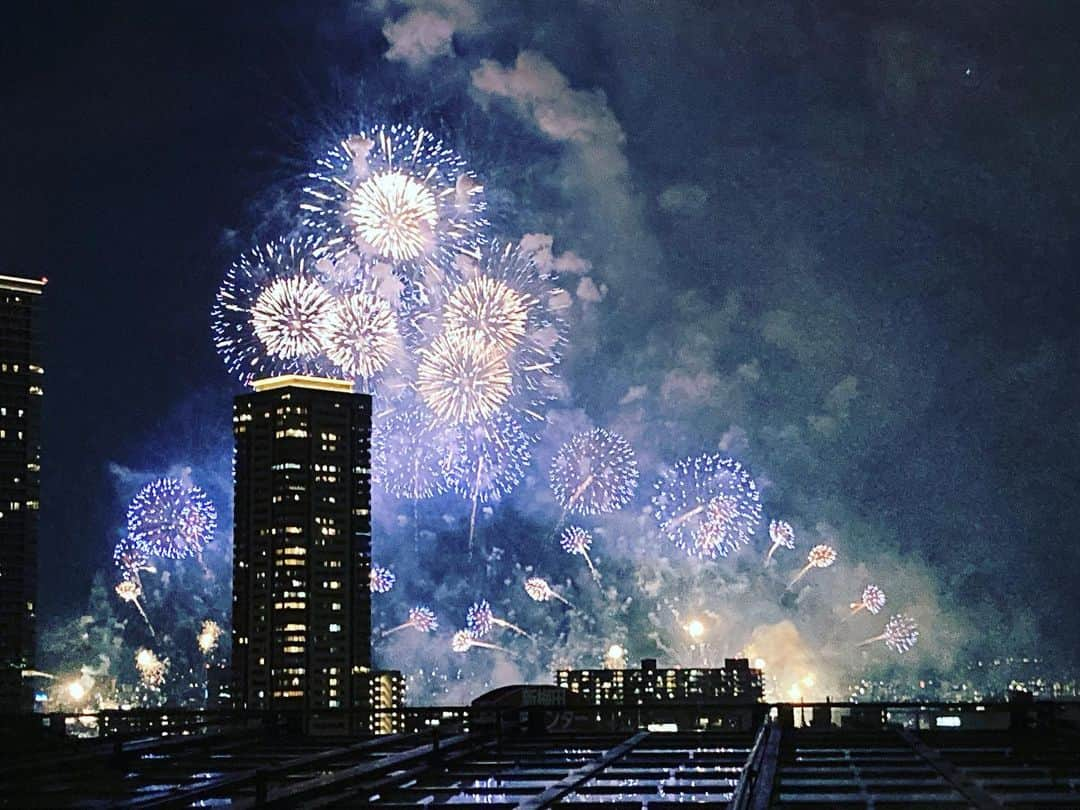 ホテルモントレ大阪 ブライダルサロンのインスタグラム：「明日は淀川花火大会ですね🎆 画像は昨年のものですが、モントレ大阪からも見えるんですよ😊✨  お出かけの皆さんは夜ですが熱中症に気を付けて行ってきてくださいね😊  #ホテルモントレ大阪 #ホテルモントレ #ホテルウェディング #モントレウェディング #大阪駅近ホテル #関西花嫁 #花火大会」