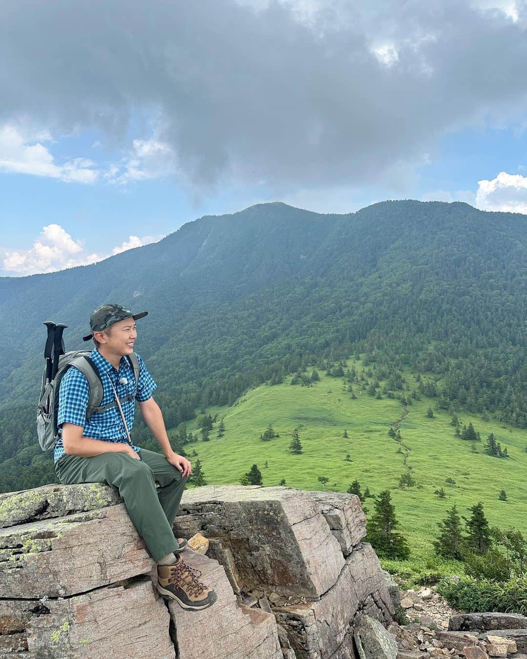 金子貴俊さんのインスタグラム写真 - (金子貴俊Instagram)「今日は山ロケへ行ってきましたー♪ 見所たっぷりの山行でネイチャーチャージ！ その模様はまた、そこ山で！ 良き日良き山良き人と最高です！ #登山#山登り#山歩き #山好きな人と繋がりたい  #登山好きな人と繋がりたい」8月4日 19時39分 - takatoshi_kaneko