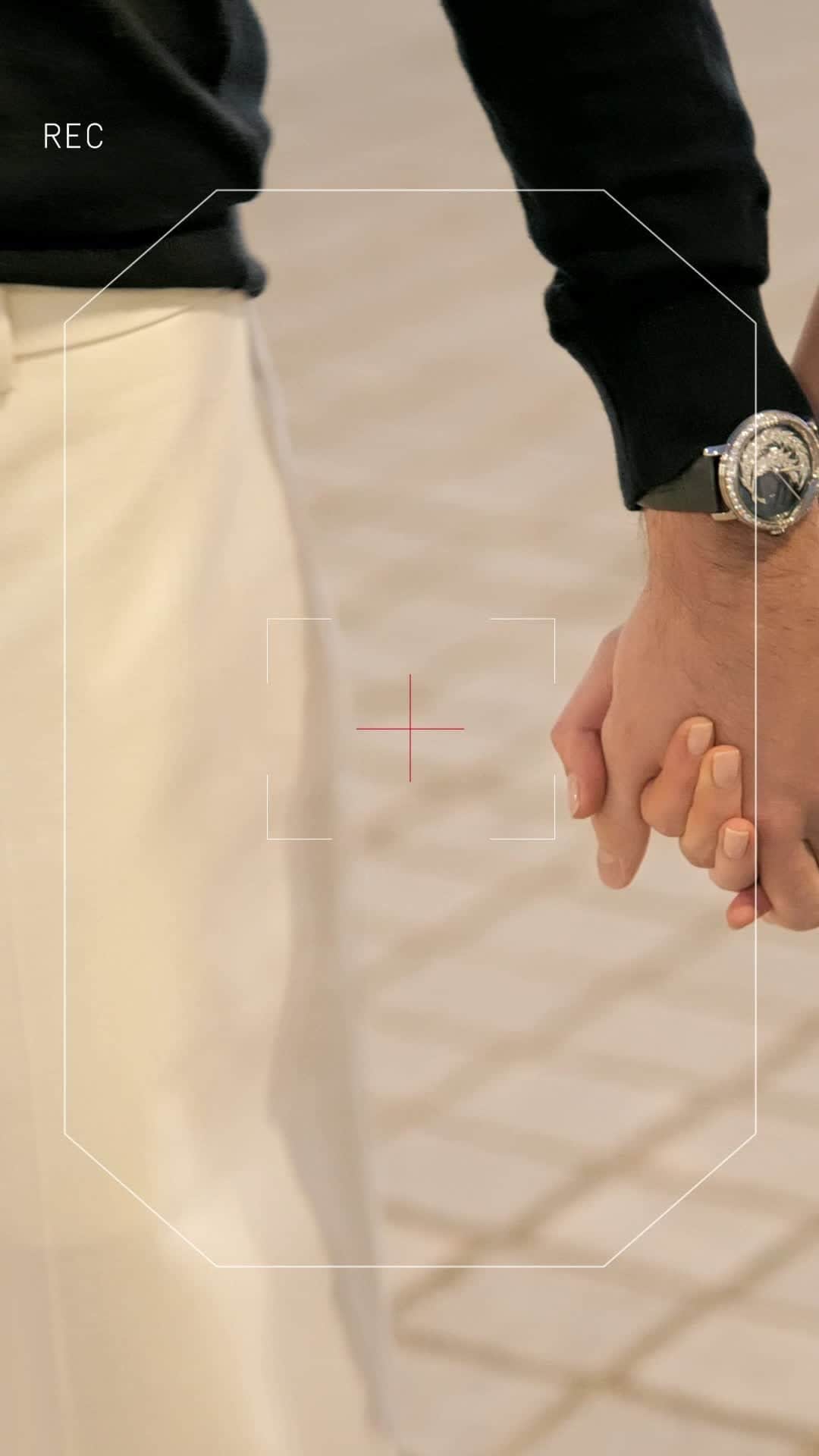 ブシュロンのインスタグラム：「Love makes you lose track of time. Boucheron has chosen to celebrate the happiest hours.⁣ ⁣ #BecauseofLove」