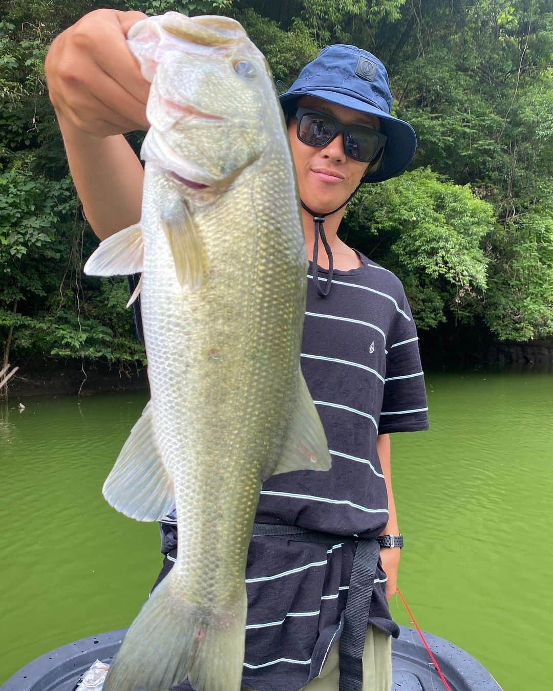 飛田流輝さんのインスタグラム写真 - (飛田流輝Instagram)「love fishing😎⚡️🐟 デカバスは手が震える🤘 @volcomjapan  #volcomjapan  @electric_japan  #electricfishing  #bassfishing #亀山ダム #バス釣り #htレンズ #shimano #osp #自然 #感謝 #湖 #ダム#夏 #blackbass #高滝湖#釣り#jackall #drt」8月4日 19時41分 - rukitobita